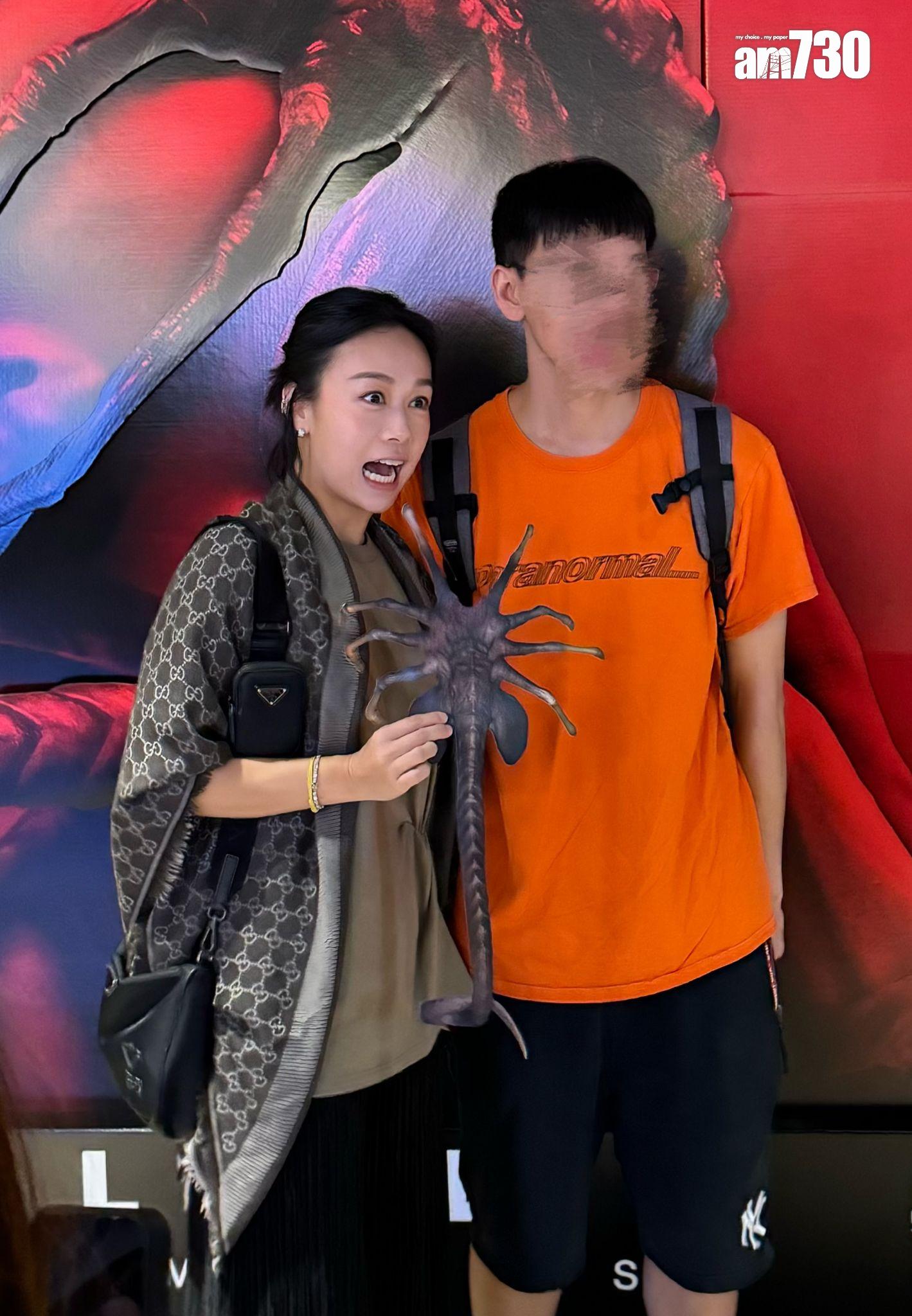 黃心穎被集郵時亦相當入戲。 (娛樂組攝)