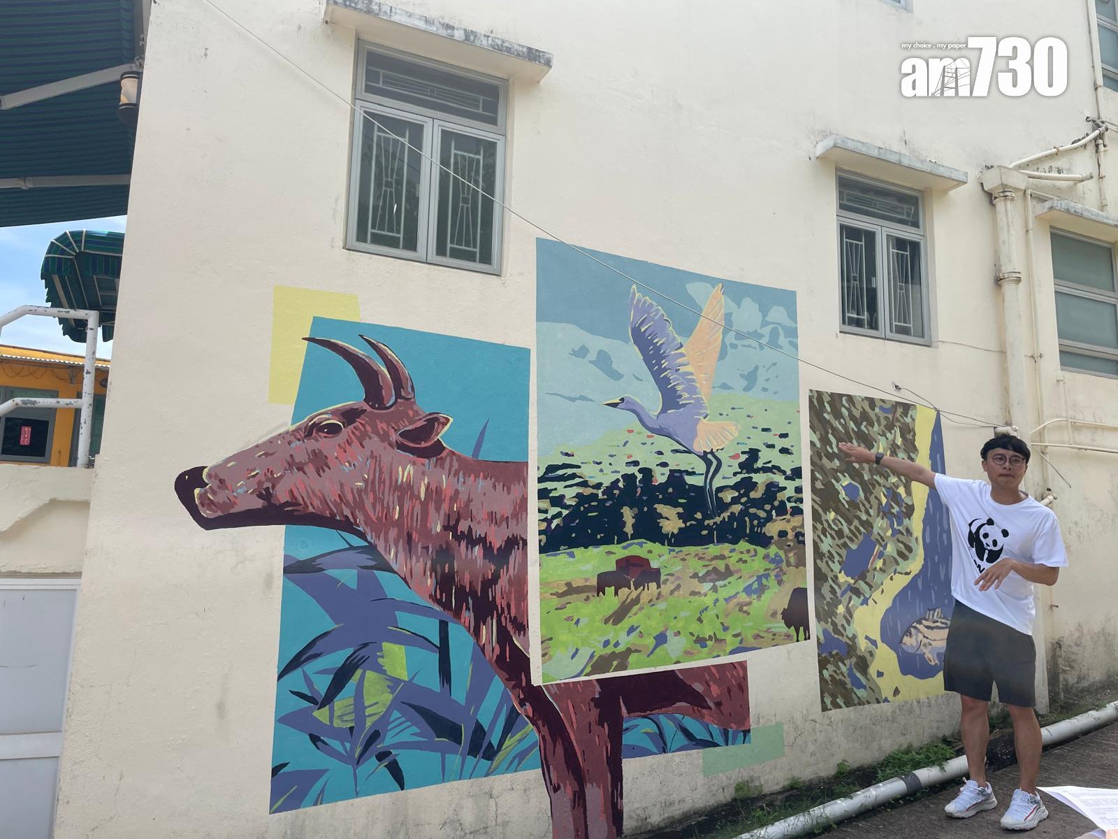 蘇隽彥介紹其中一幅壁畫,從牛連結水口由山脈、田地及海洋的風景。(陳家莉攝)
