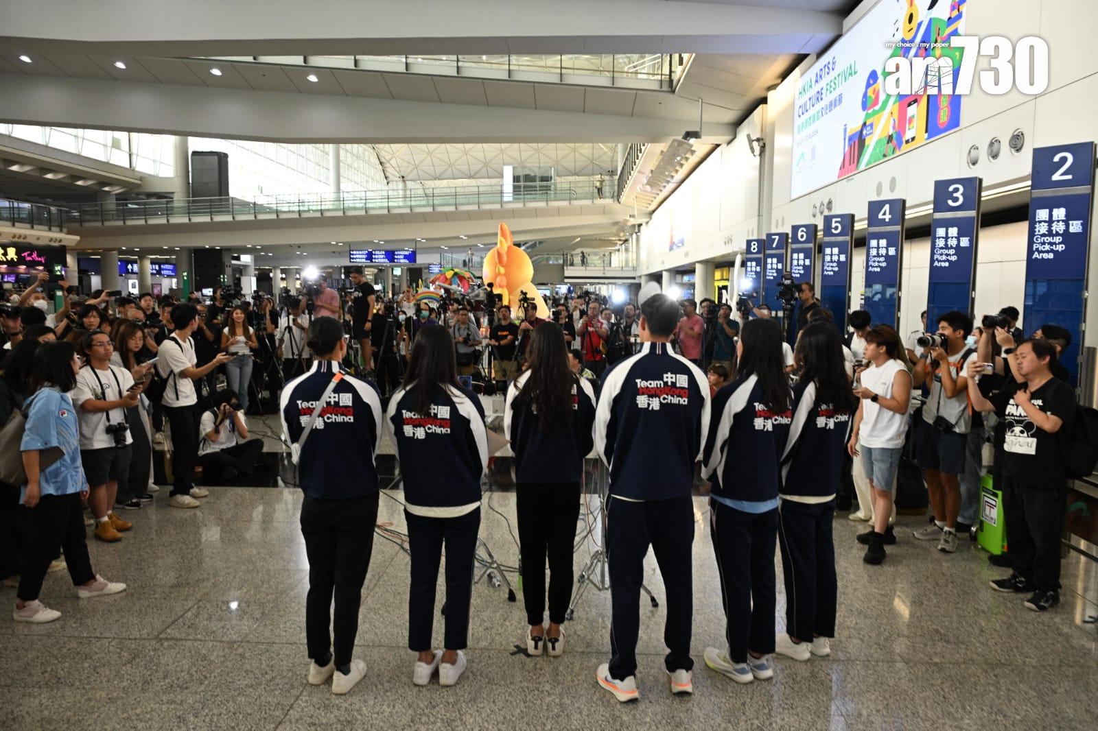 大批支持者到場接機。(陳奕釗攝)