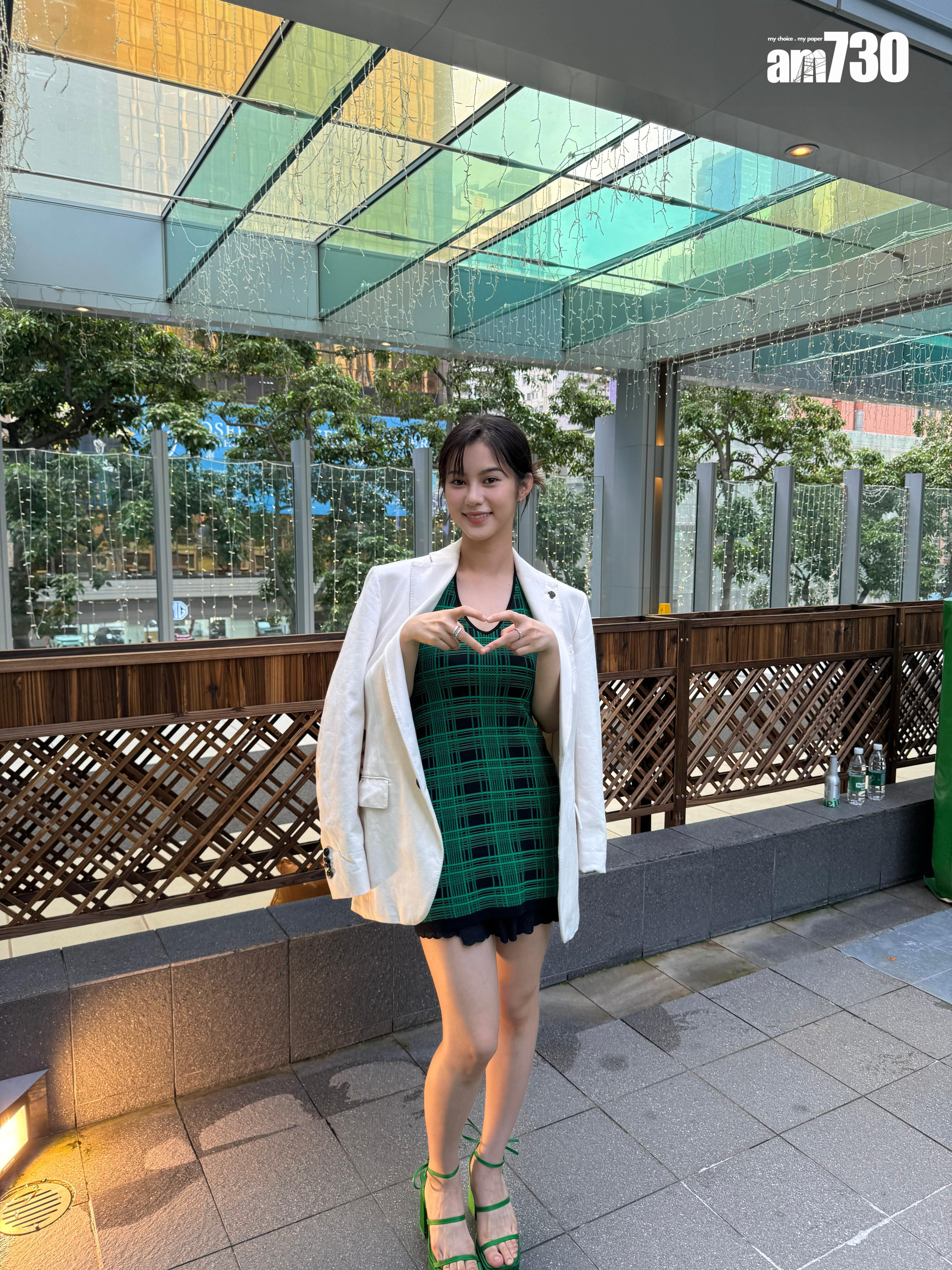 鄧月平今日發高燒帶病上陣,十分專業。 (娛樂組攝)