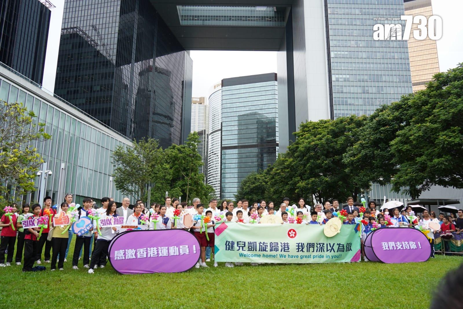 巴黎奧運港隊巡遊|中國香港代表團成員抵添馬公園與學生交流。(吳康琦攝)