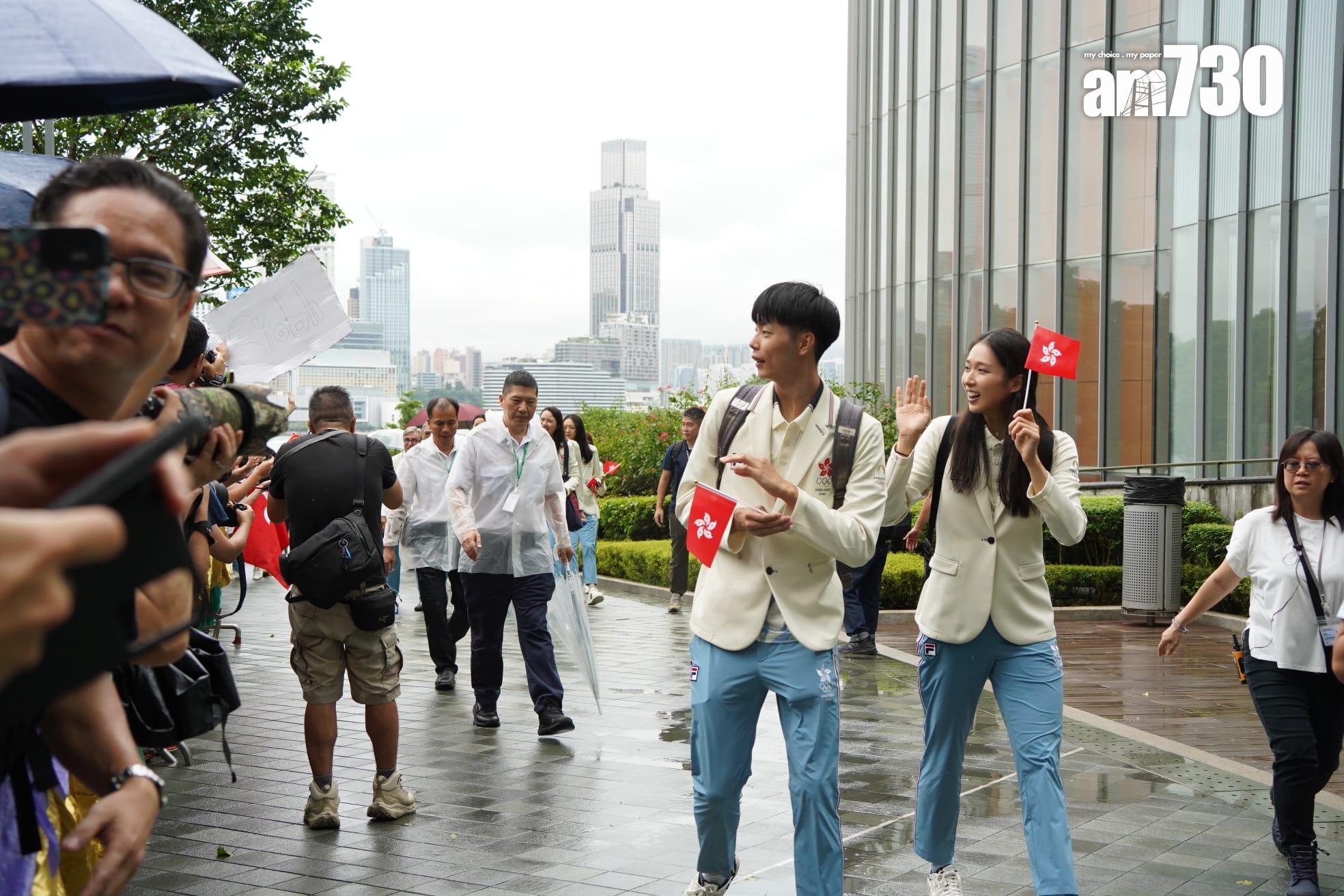 巴黎奧運港隊巡遊|中國香港代表團成員抵添馬公園與學生交流。(吳康琦攝)
