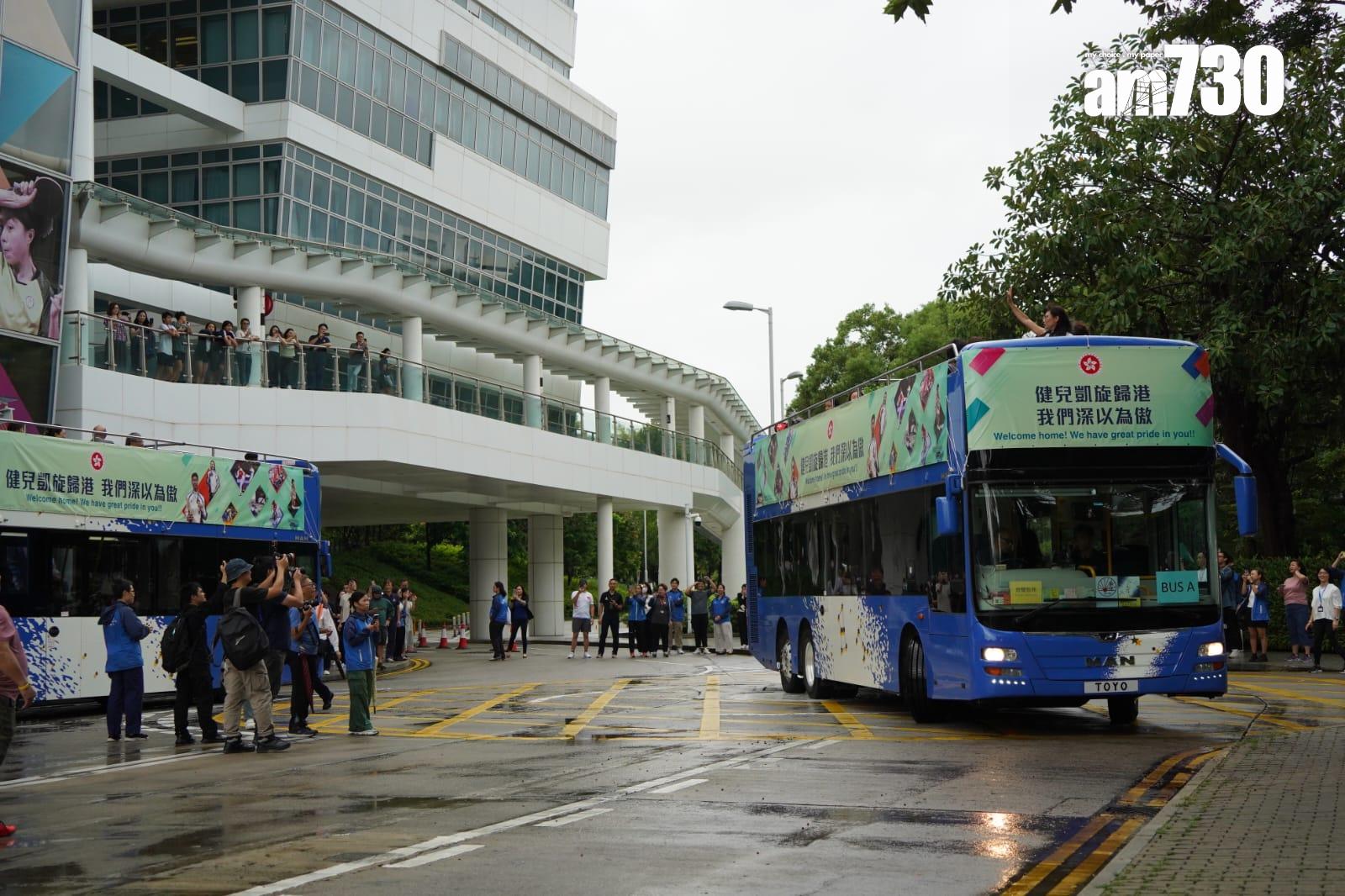 巴黎奧運中國香港代表團巴士巡遊,江旻憓、何詩蓓兩位獎牌得主及其他代表出席(吳康琦攝)