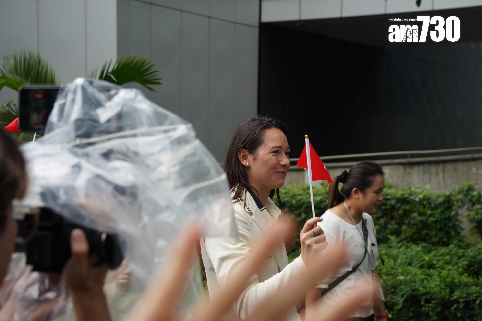 巴黎奧運港隊巡遊|中國香港代表團成員抵添馬公園與學生交流。(吳康琦攝)