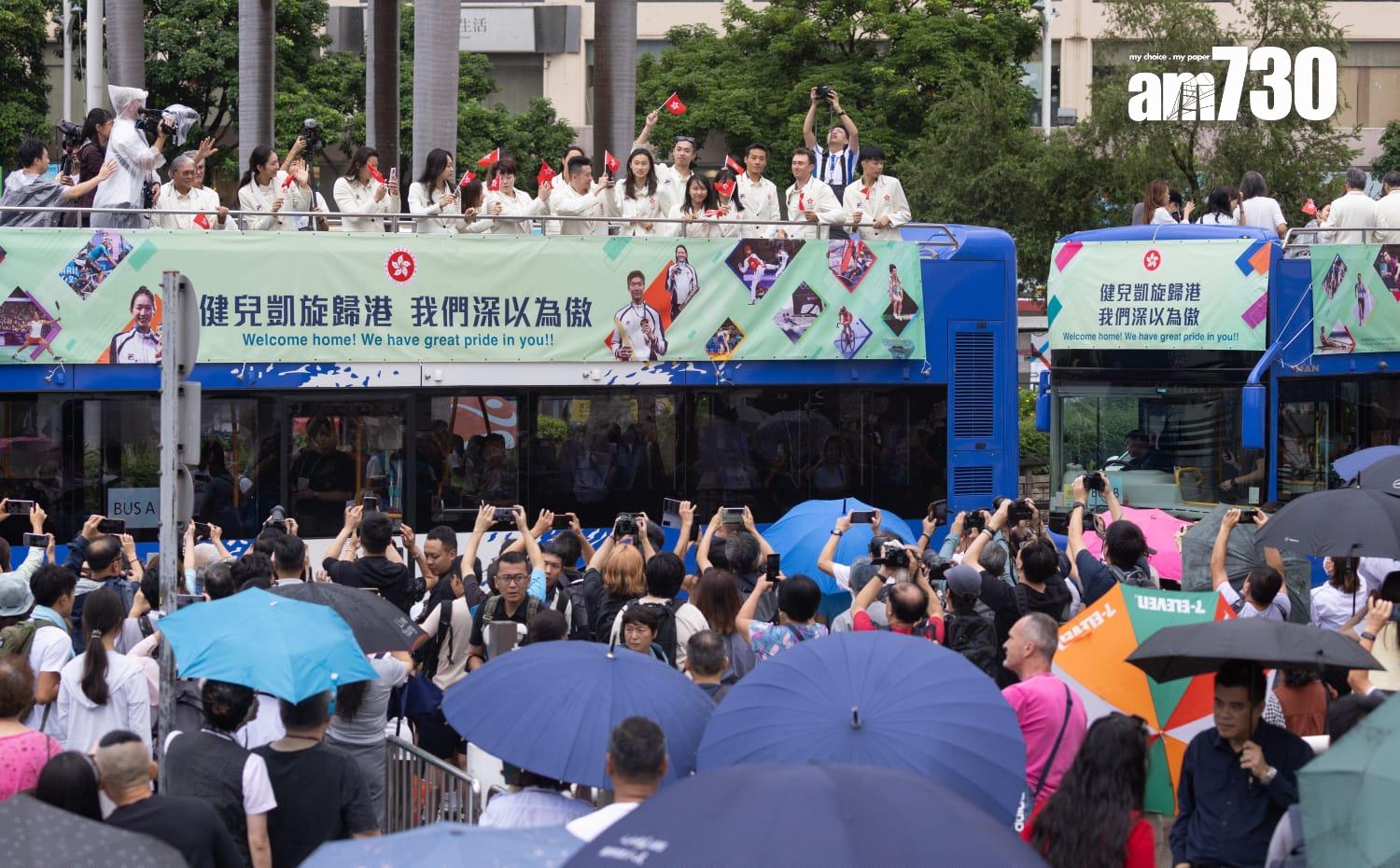 巴黎奧運會中國香港代表團巴士巡遊抵達尖沙咀,獲在場市民遊客歡迎。(蘇文傑攝)