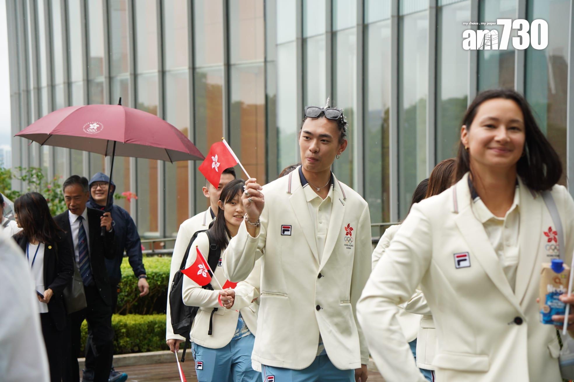 巴黎奧運港隊巡遊|中國香港代表團成員抵添馬公園與學生交流。(吳康琦攝)
