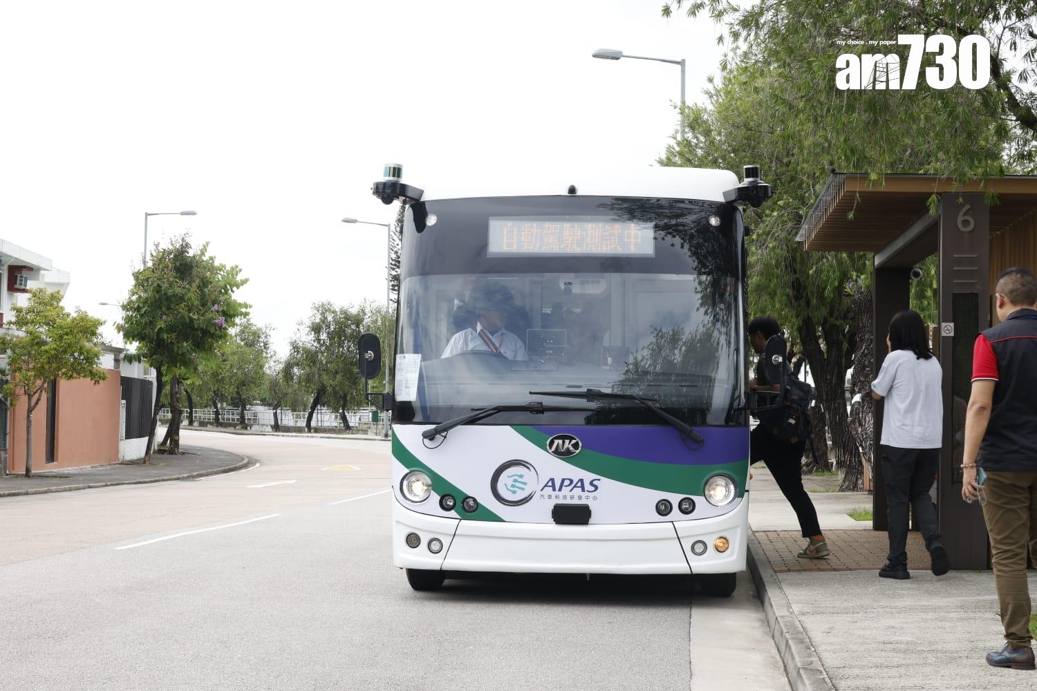 無人駕駛小巴埋站與行人路的距離經過多番調較。(林俊源攝)