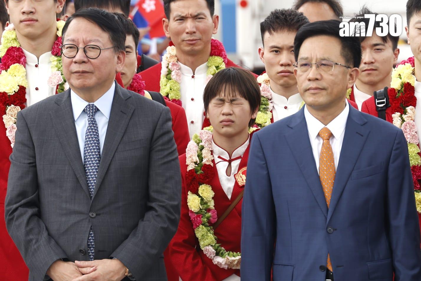 國家隊訪港|「新跳水皇后」全紅嬋似乎休息不足,落機後列隊準備出席儀式時一度打呵欠(林俊源攝)