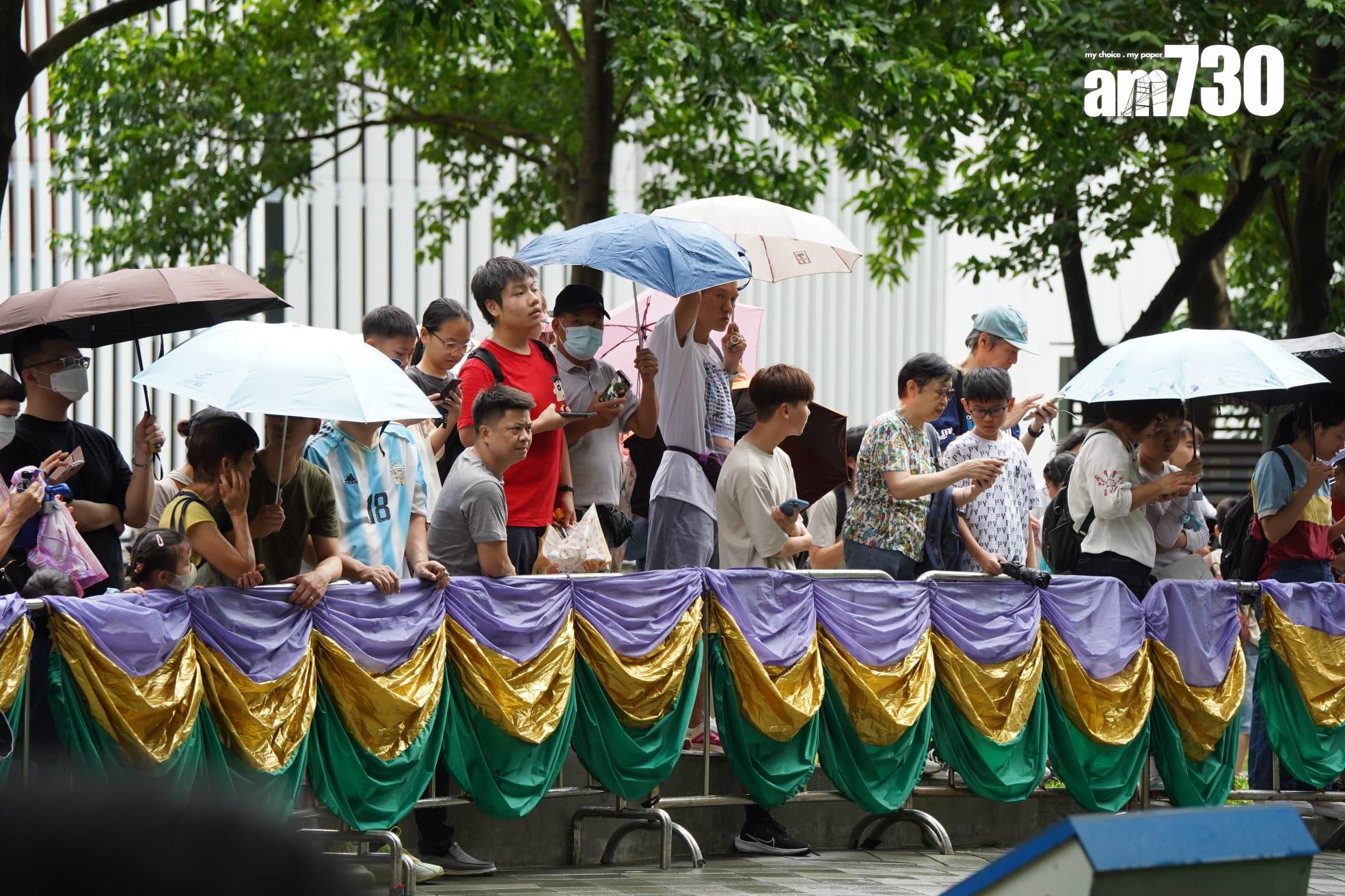 巴黎奧運港隊巡遊|中國香港代表團成員抵添馬公園與學生交流。(吳康琦攝)