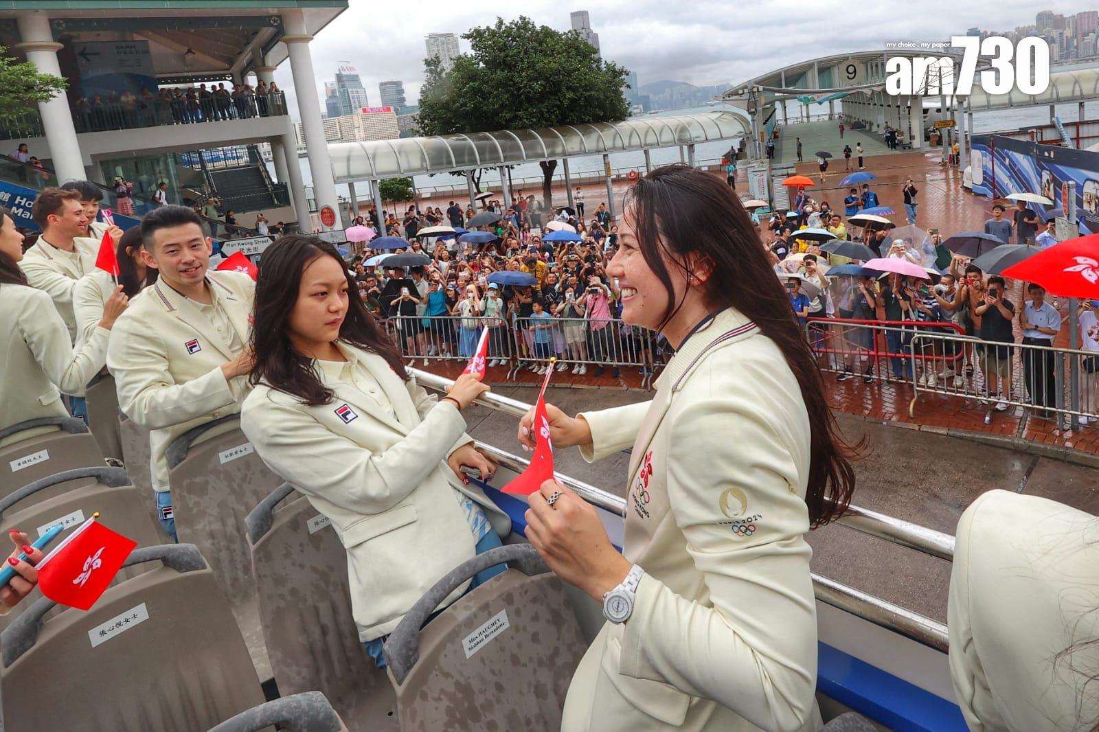巴黎奧運港隊巡遊|巴士經過各區,眾運動員不時與市民互動。