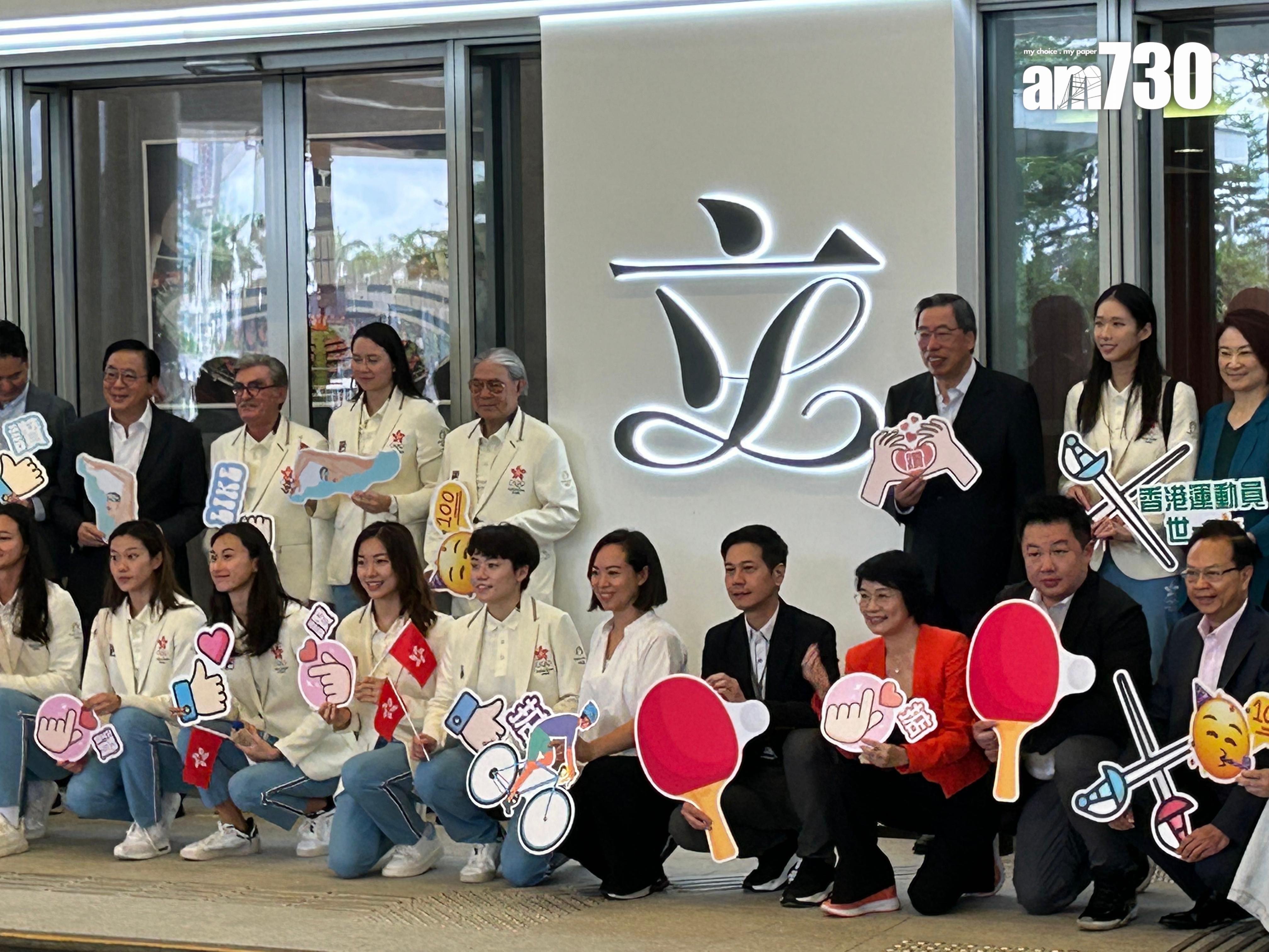 巴黎奧運港隊巡遊|一眾運動員抵達立法會後下車,多名議員手持道具牌在場迎接。(陳芷晴攝)