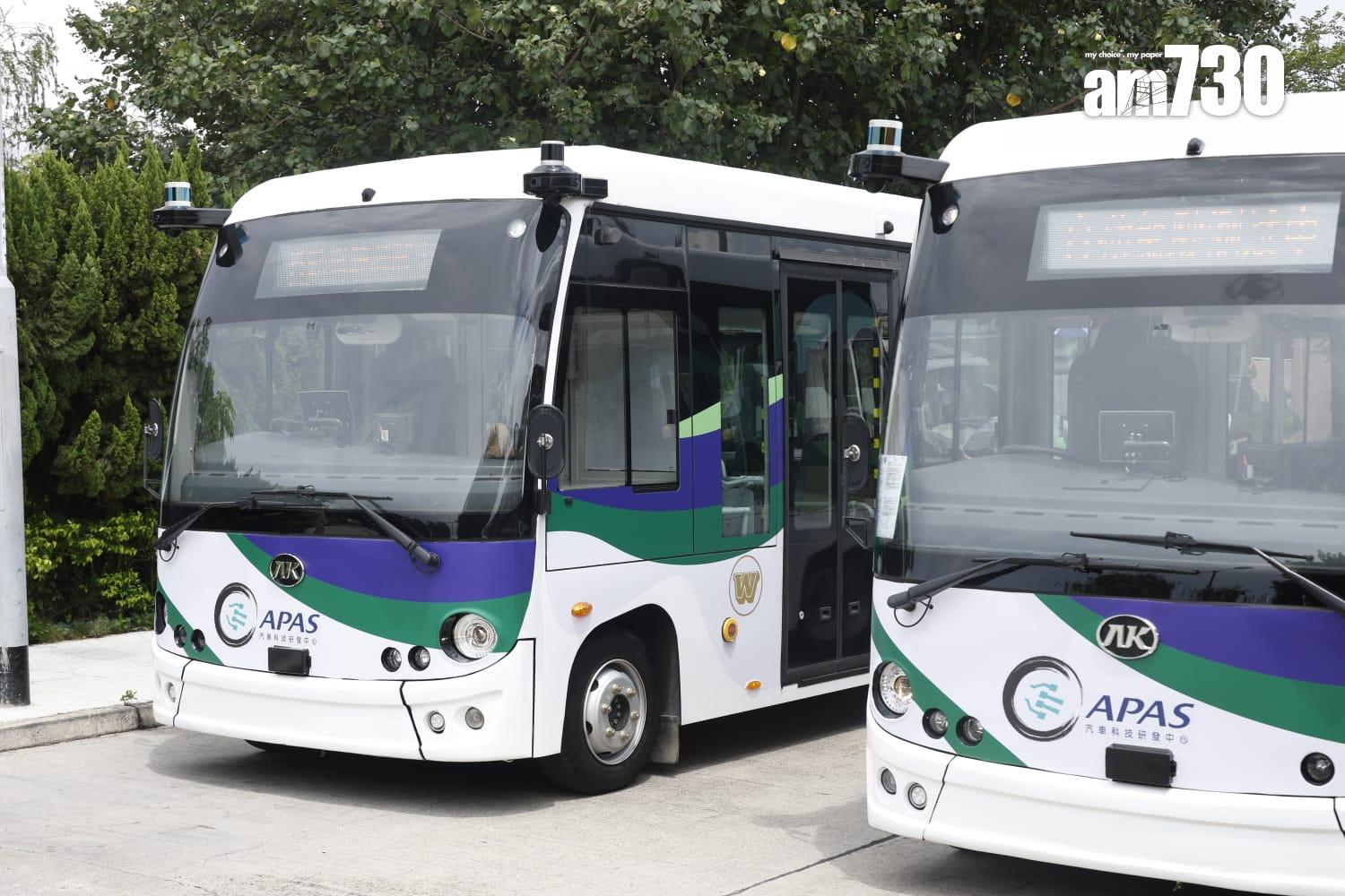 現時有兩輛無人駕駛小巴在錦綉花園試驗。(林俊源攝)