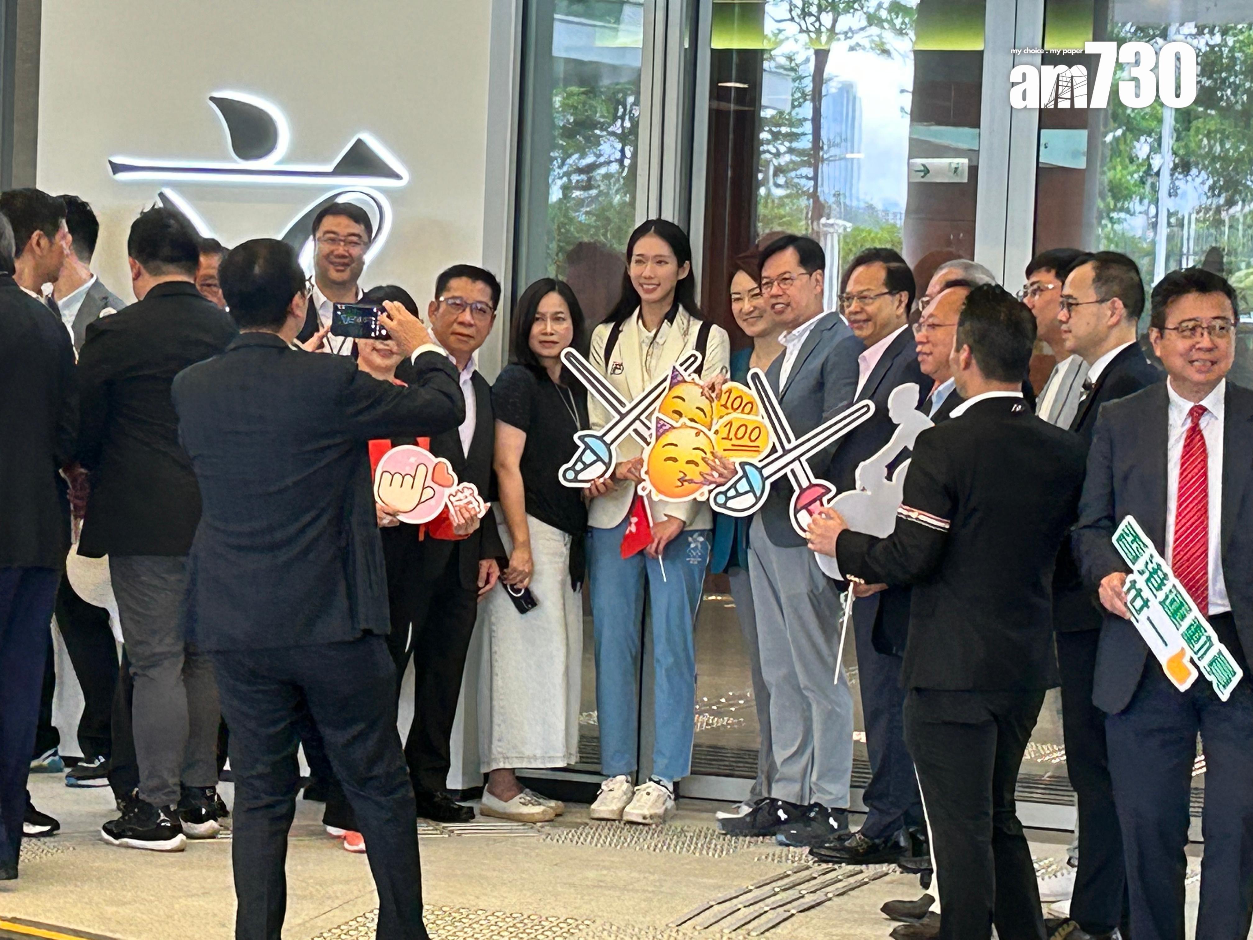 巴黎奧運港隊巡遊|議員把握機會與各運動員「打卡」合照,最受歡迎的莫過於「劍后」江旻憓。(陳芷晴攝)