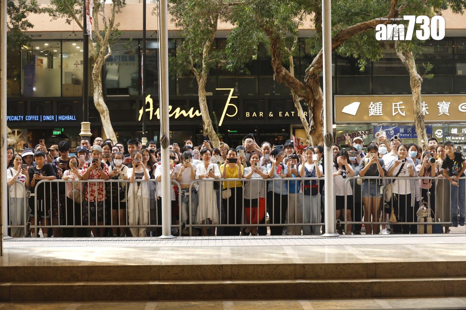 內地奧運健兒代表團下午在酒店舉行媒體見面會,酒店外有大批粉絲。(林俊源攝)