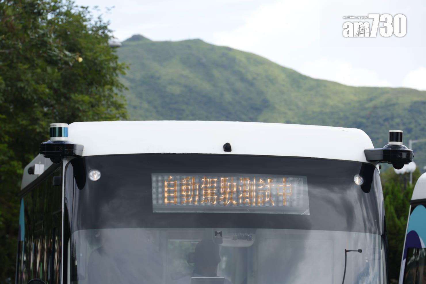 無人駕駛小巴車身設有4個識別與監控彩色相機。(林俊源攝)