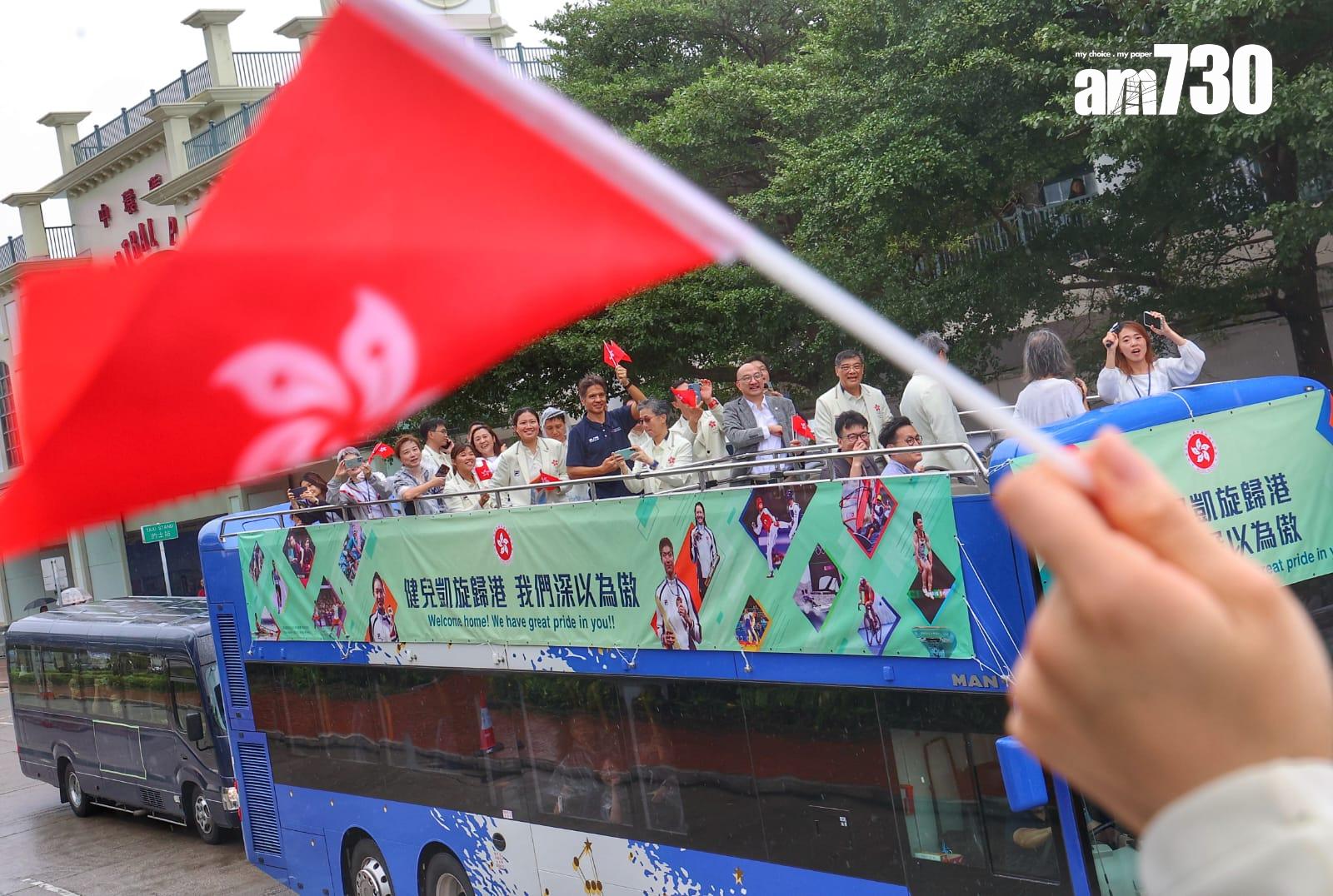 巴黎奧運港隊巡遊|巴士經過各區,眾運動員不時與市民互動。