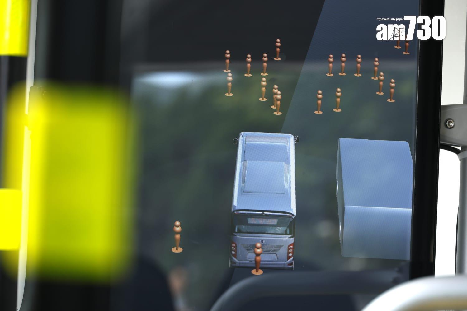 無人駕駛小巴能夠偵測周圍車輛、行人、單車和其他障礙物。(林俊源攝)