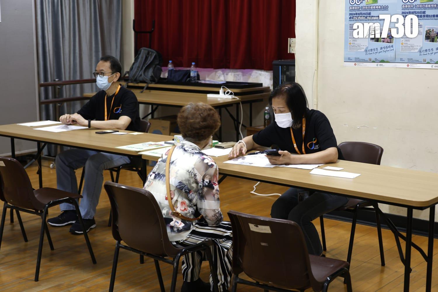 長者可在8間臨時申請服務中心申請樂悠咭。(林俊源攝)