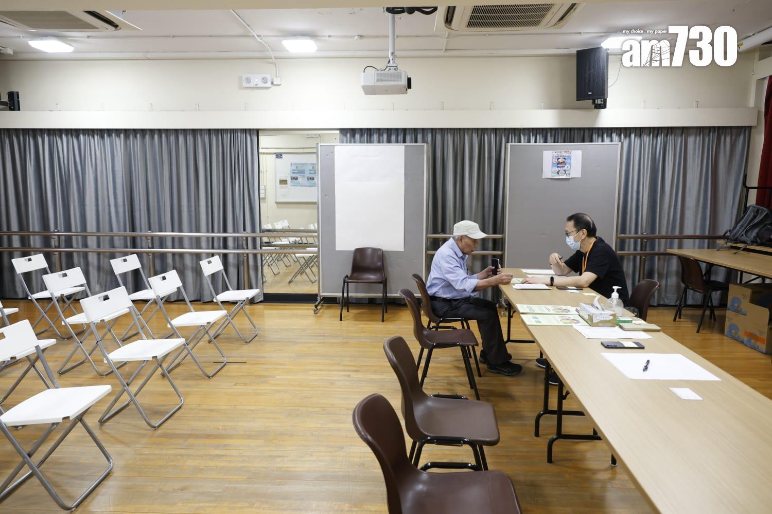 長者可在8間臨時申請服務中心申請樂悠咭。(林俊源攝)