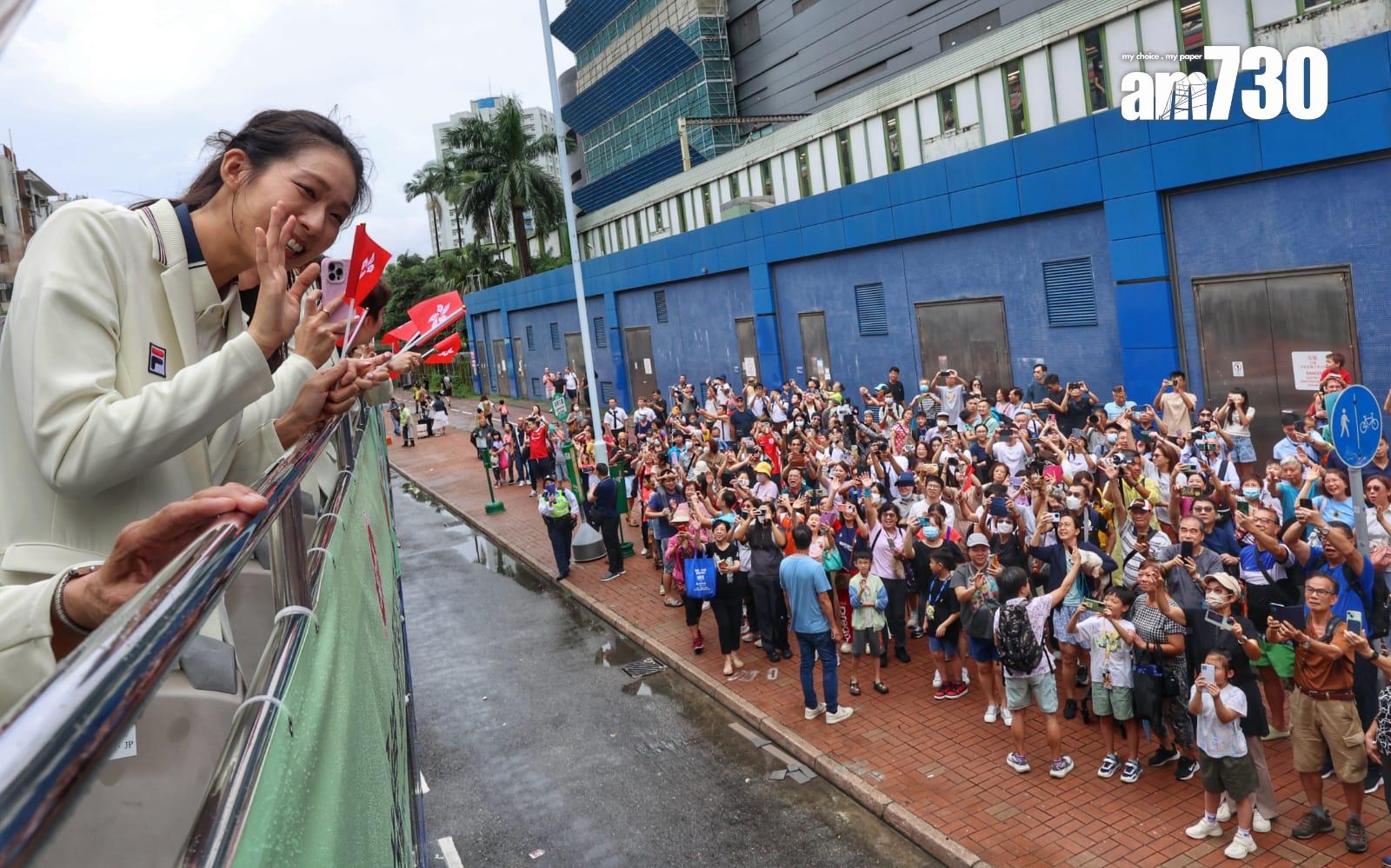 巴黎奧運港隊巡遊|巴士經過各區,眾運動員不時與市民互動。