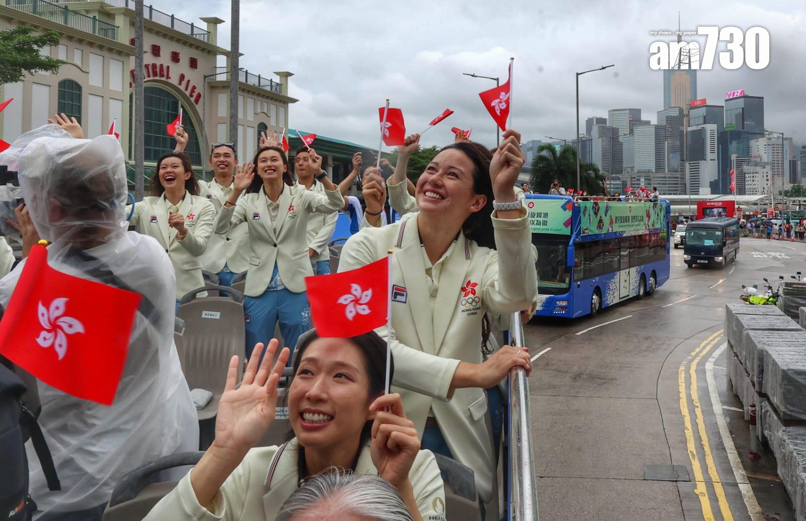 巴黎奧運港隊巡遊|巴士經過各區,眾運動員不時與市民互動。