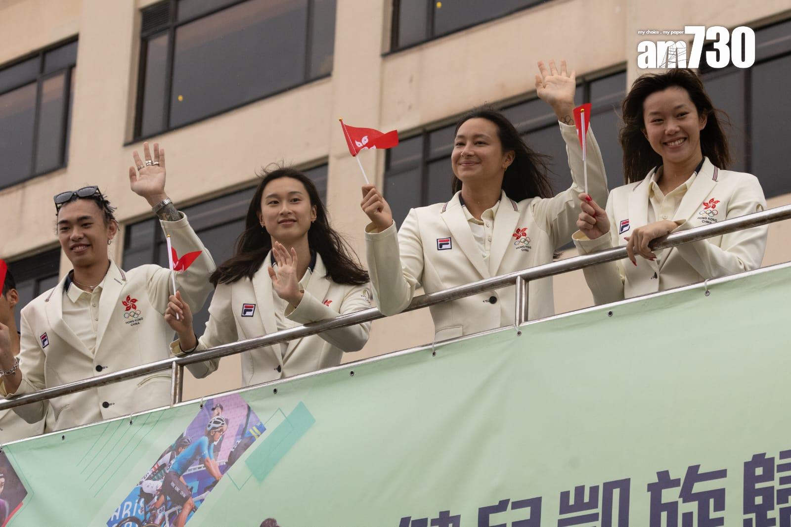 巴黎奧運會中國香港代表團巴士巡遊抵達尖沙咀,獲在場市民遊客歡迎。(蘇文傑攝)
