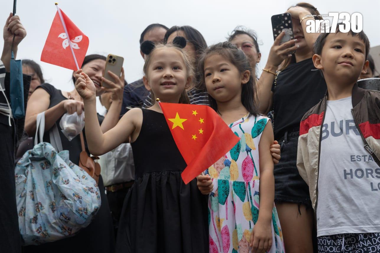 巴黎奧運會中國香港代表團巴士巡遊抵達尖沙咀,獲在場市民遊客歡迎。(蘇文傑攝)