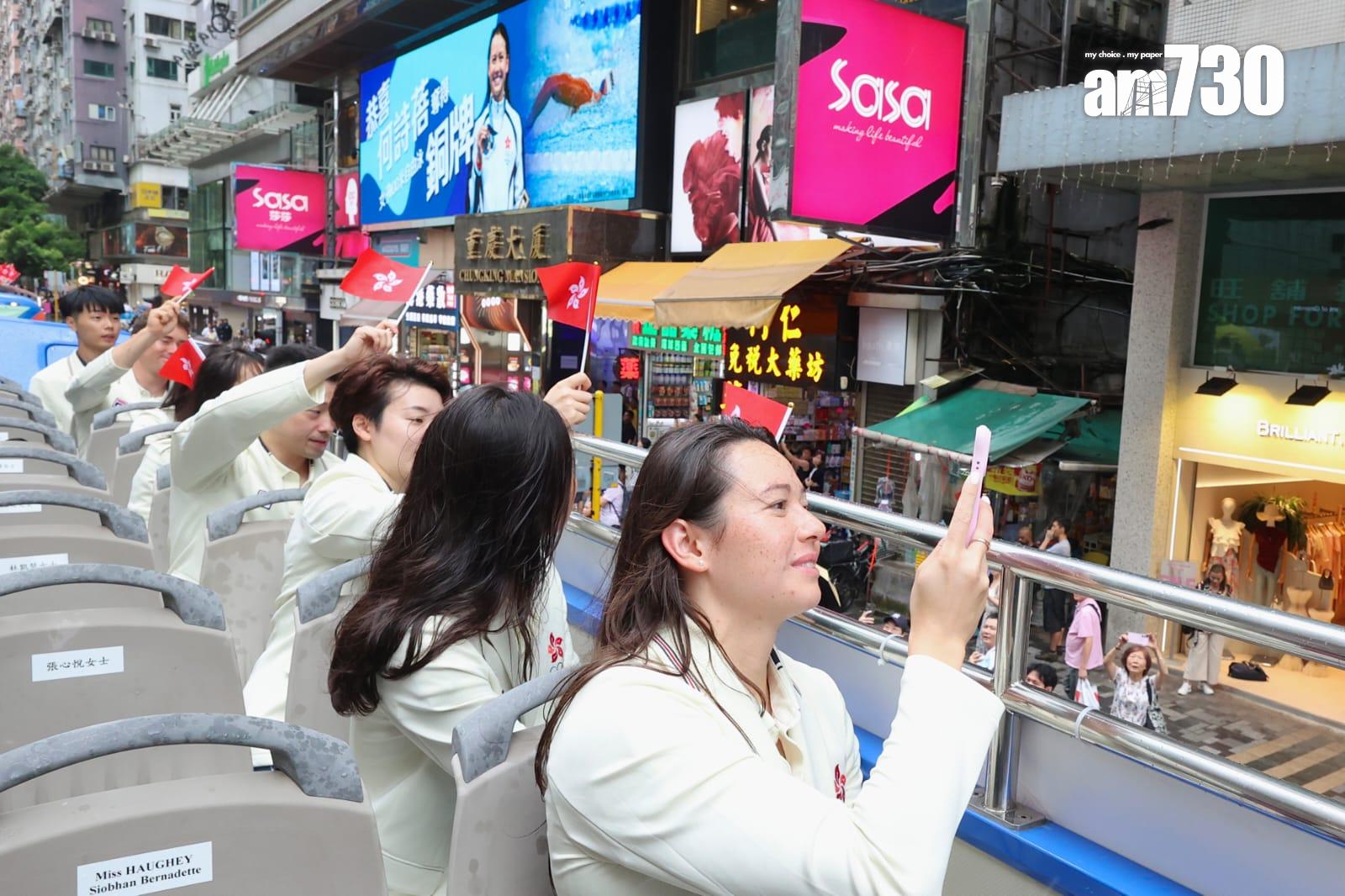 巴黎奧運港隊巡遊|巴士經過各區,眾運動員不時與市民互動。