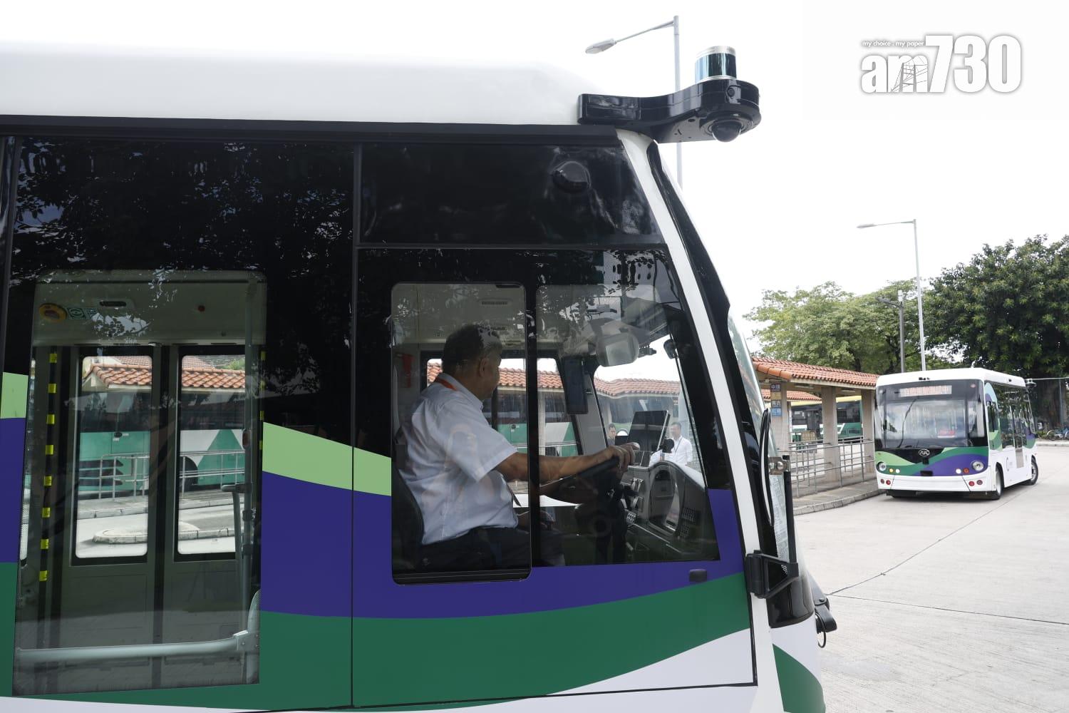 無人駕駛小巴在錦綉花園測試期間,需要有安全駕駛員「坐陣」。(林俊源攝)