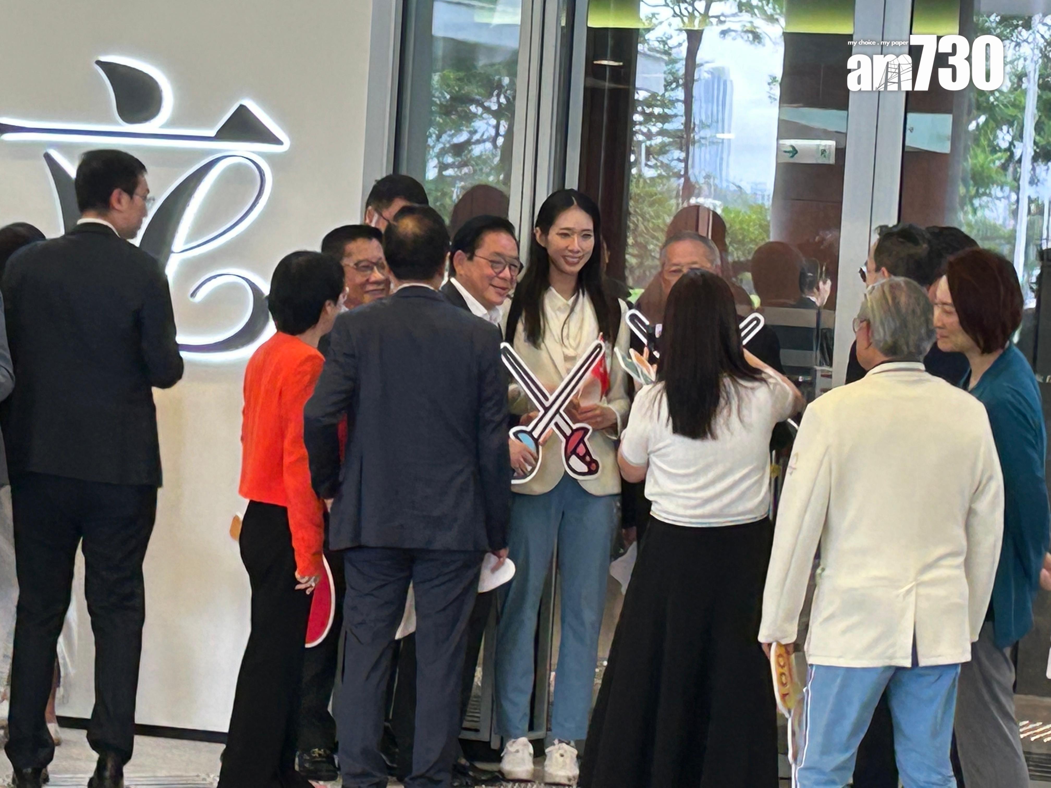 巴黎奧運港隊巡遊|議員把握機會與各運動員「打卡」合照,最受歡迎的莫過於「劍后」江旻憓。(陳芷晴攝)