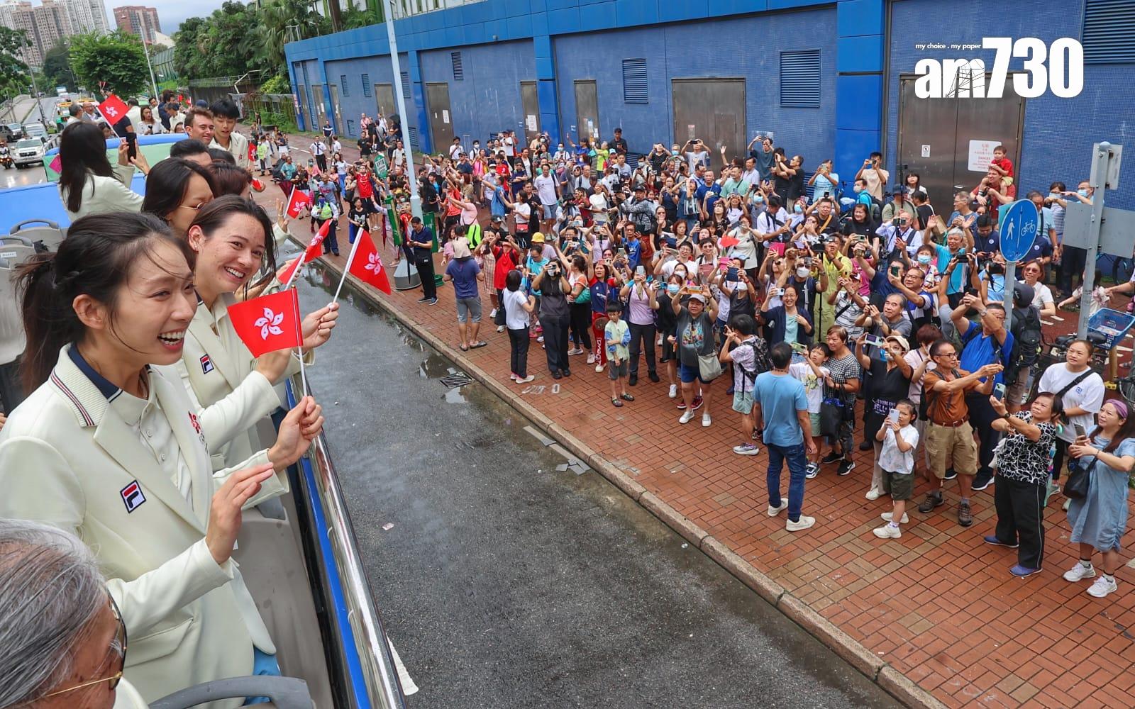 巴黎奧運港隊巡遊|巴士經過各區,眾運動員不時與市民互動。