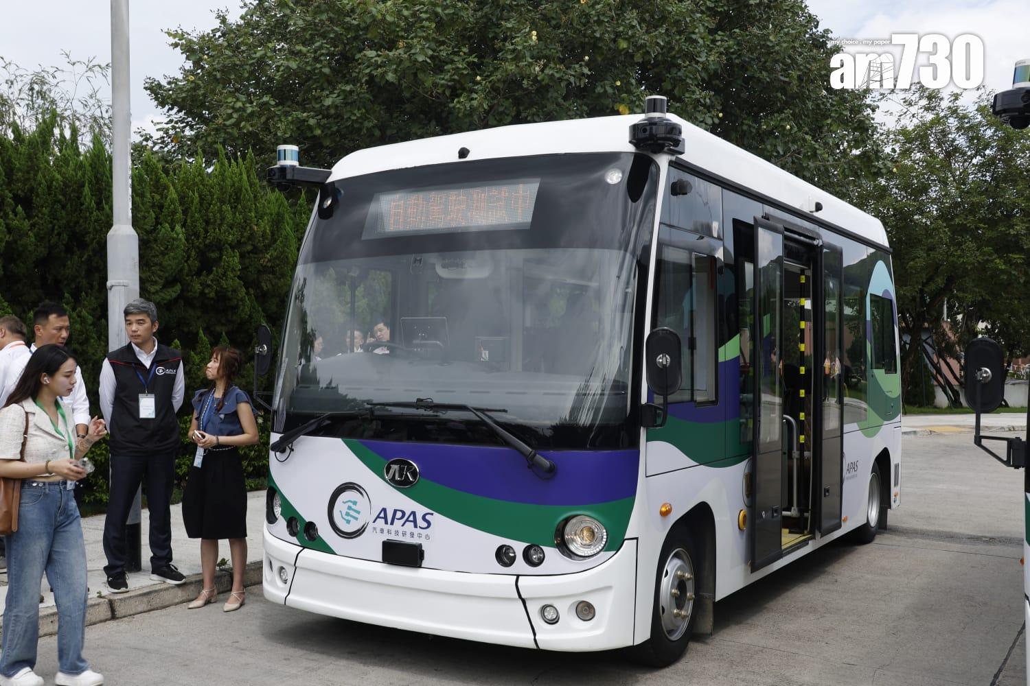 無人駕駛小巴8月26日起在錦綉花園試驗接載居民。(林俊源攝)