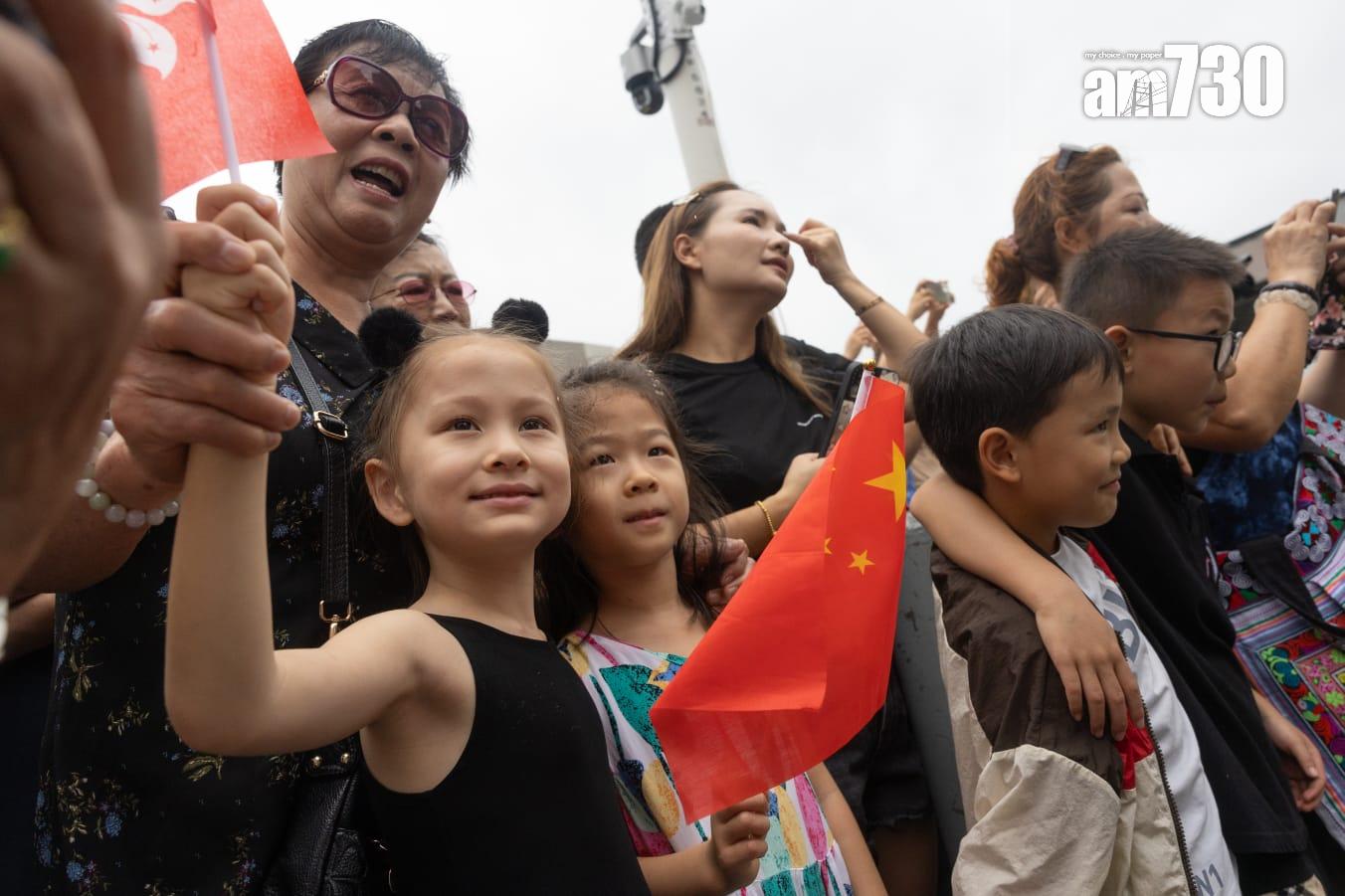 巴黎奧運會中國香港代表團巴士巡遊抵達尖沙咀,獲在場市民遊客歡迎。(蘇文傑攝)