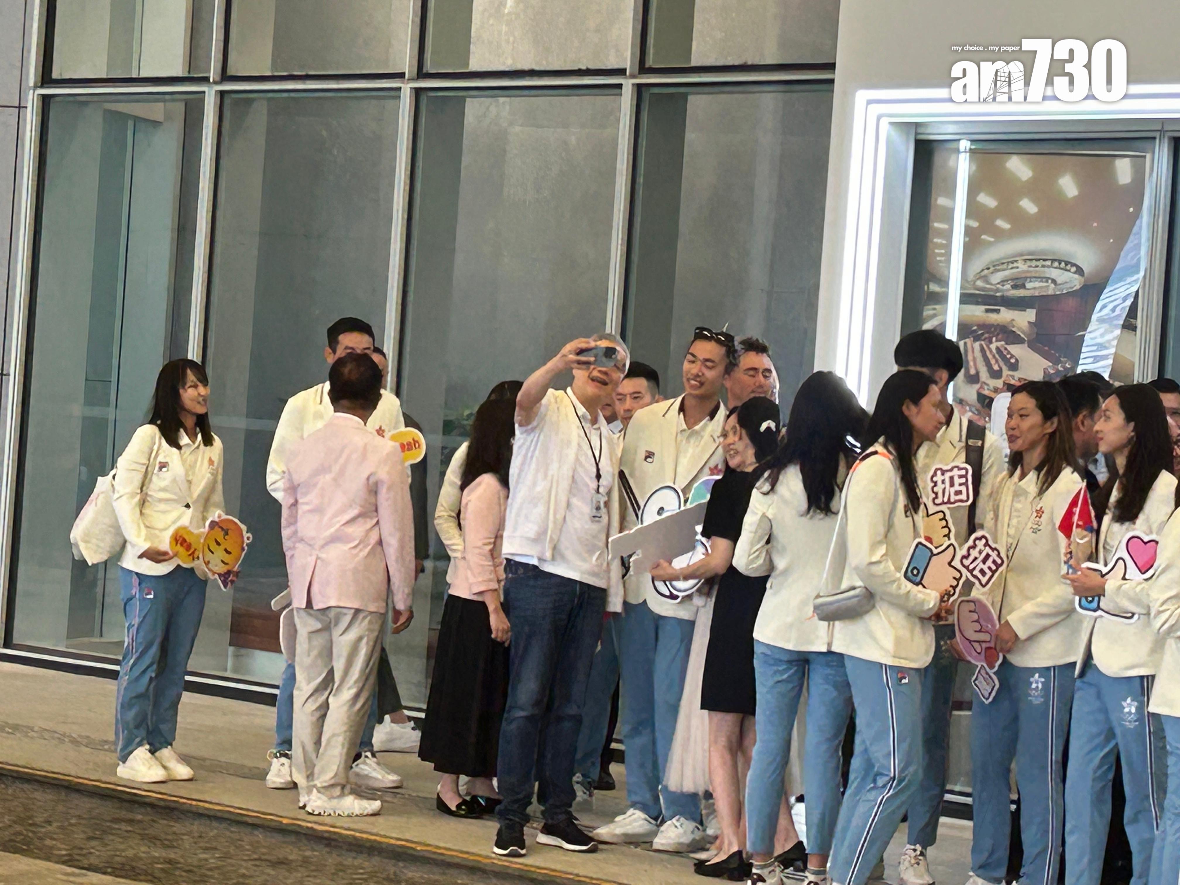 巴黎奧運港隊巡遊|一眾運動員抵達立法會後下車,多名議員手持道具牌在場迎接。(陳芷晴攝)