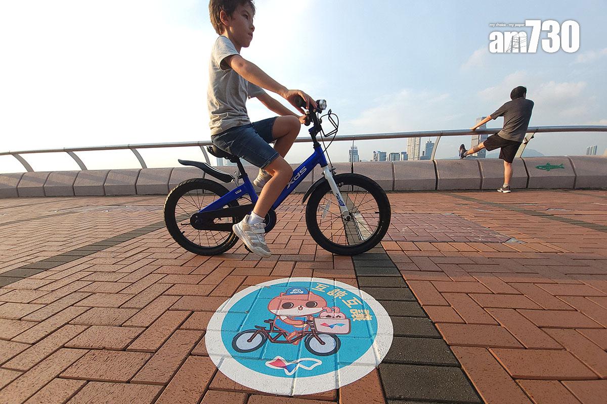 中環至灣仔段海濱共享徑試驗計劃周四起進入次階段,市民續可騎單車。(資料圖片/鍾式明攝)