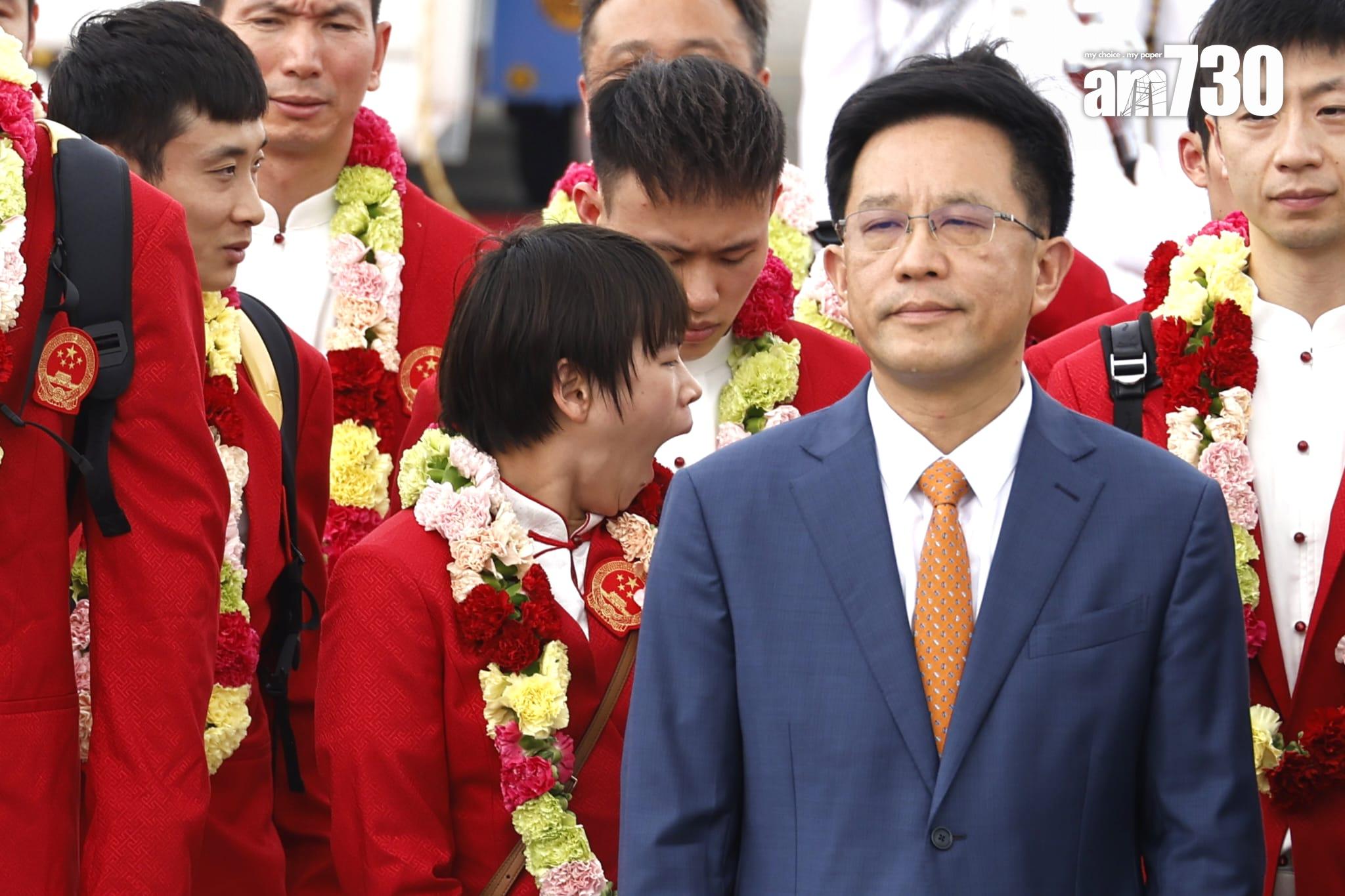 國家隊訪港|「新跳水皇后」全紅嬋似乎休息不足,落機後列隊準備出席儀式時一度打呵欠(林俊源攝)