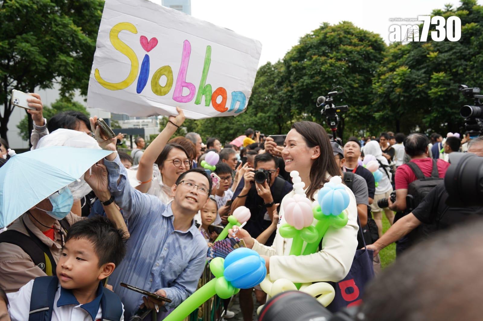 巴黎奧運港隊巡遊|中國香港代表團成員抵添馬公園與學生交流。(吳康琦攝)