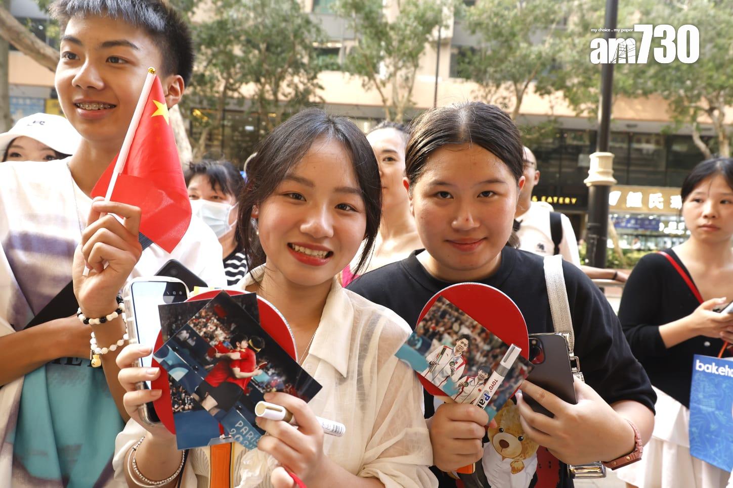 內地奧運健兒代表團下午在酒店舉行媒體見面會,酒店外有大批粉絲。(林俊源攝)