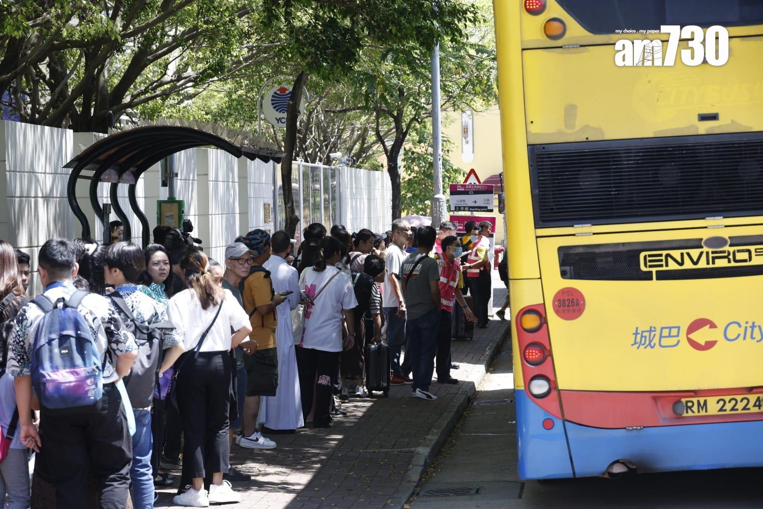 港鐵安排免費接載列車。(林俊源攝)
