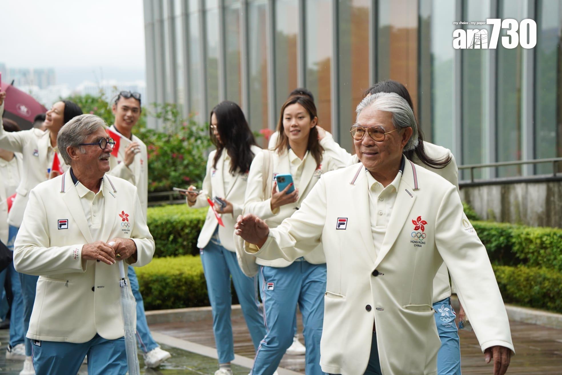 巴黎奧運港隊巡遊|中國香港代表團成員抵添馬公園與學生交流。(吳康琦攝)
