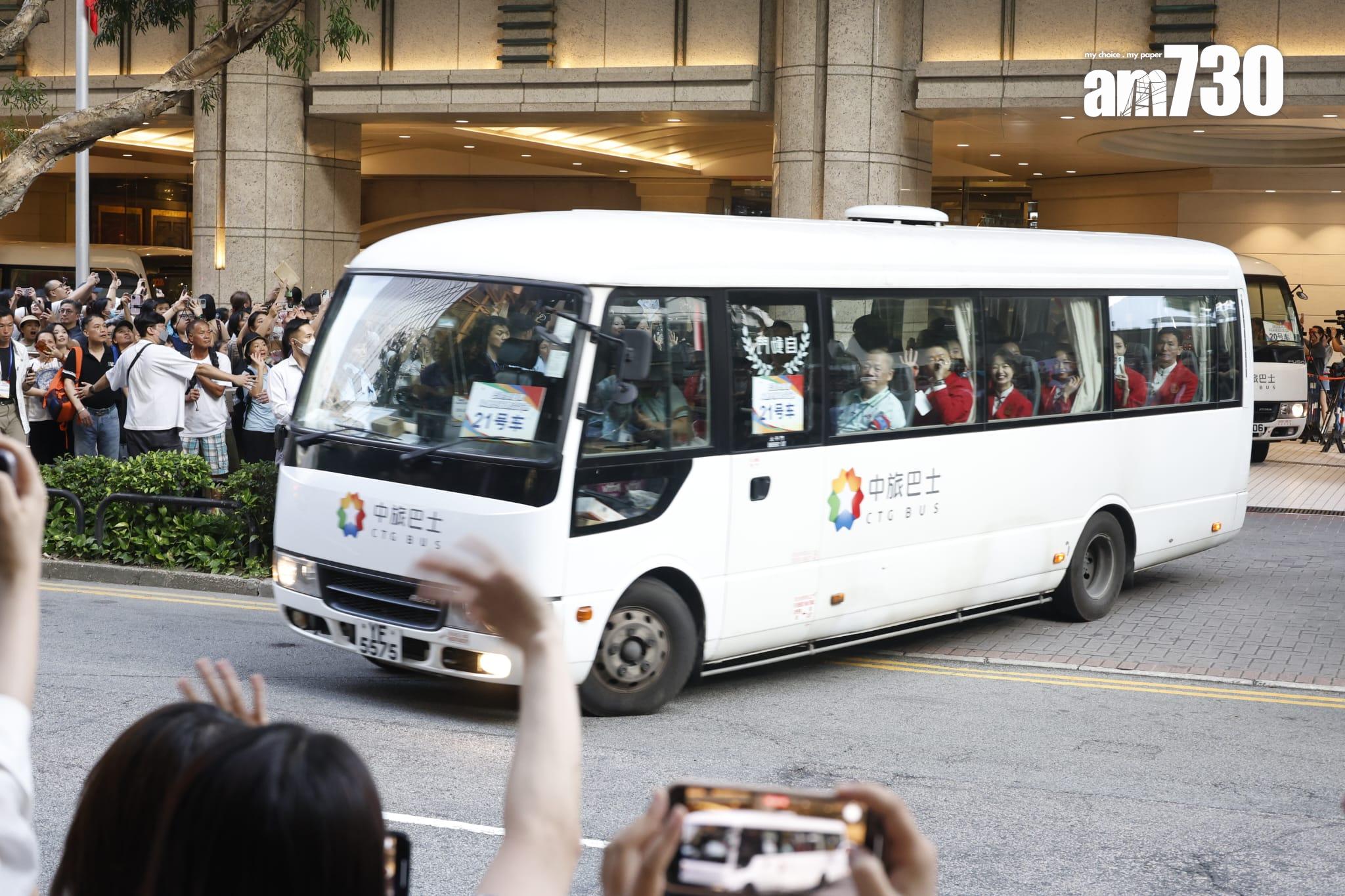 代表團入住尖沙咀一間酒店,酒店外有大批粉絲等待(林俊源攝)