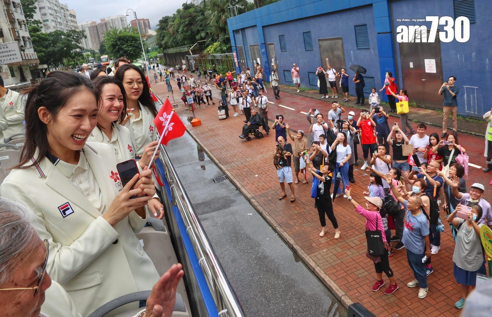 巴黎奧運港隊巡遊|巴士經過各區,眾運動員不時與市民互動。