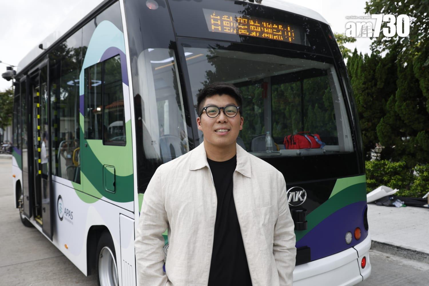 冠忠巴士首席營運官黃焯添表示,暫時安排兩名安全駕駛員負責這項測試。(林俊源攝)