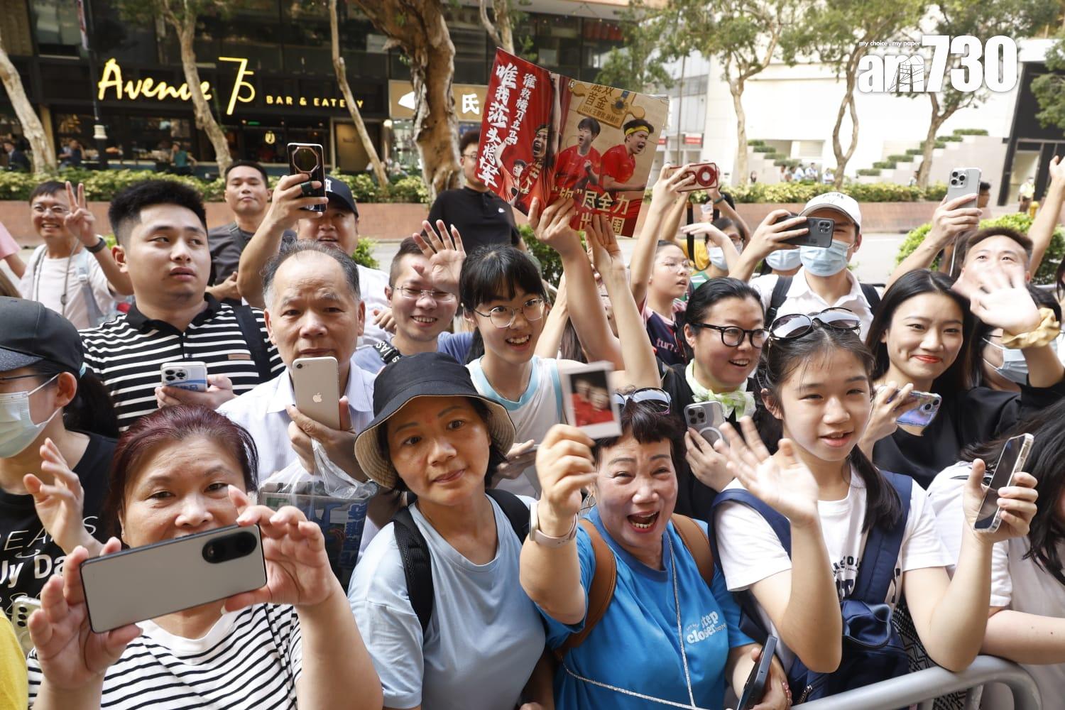 內地奧運健兒代表團下午在酒店舉行媒體見面會,酒店外有大批粉絲。(林俊源攝)