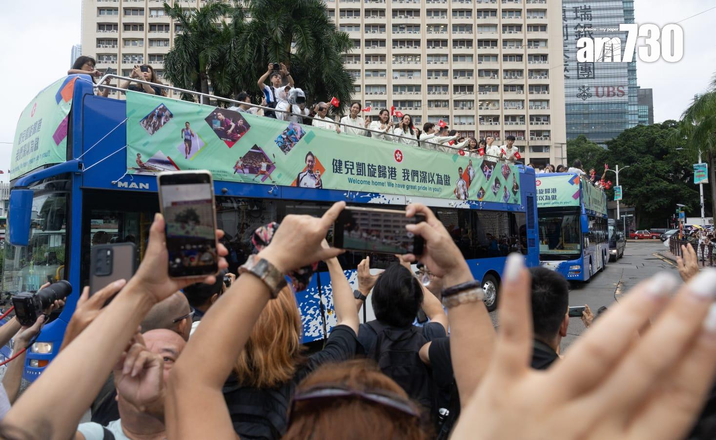 巴黎奧運會中國香港代表團巴士巡遊抵達尖沙咀,獲在場市民遊客歡迎。(蘇文傑攝)
