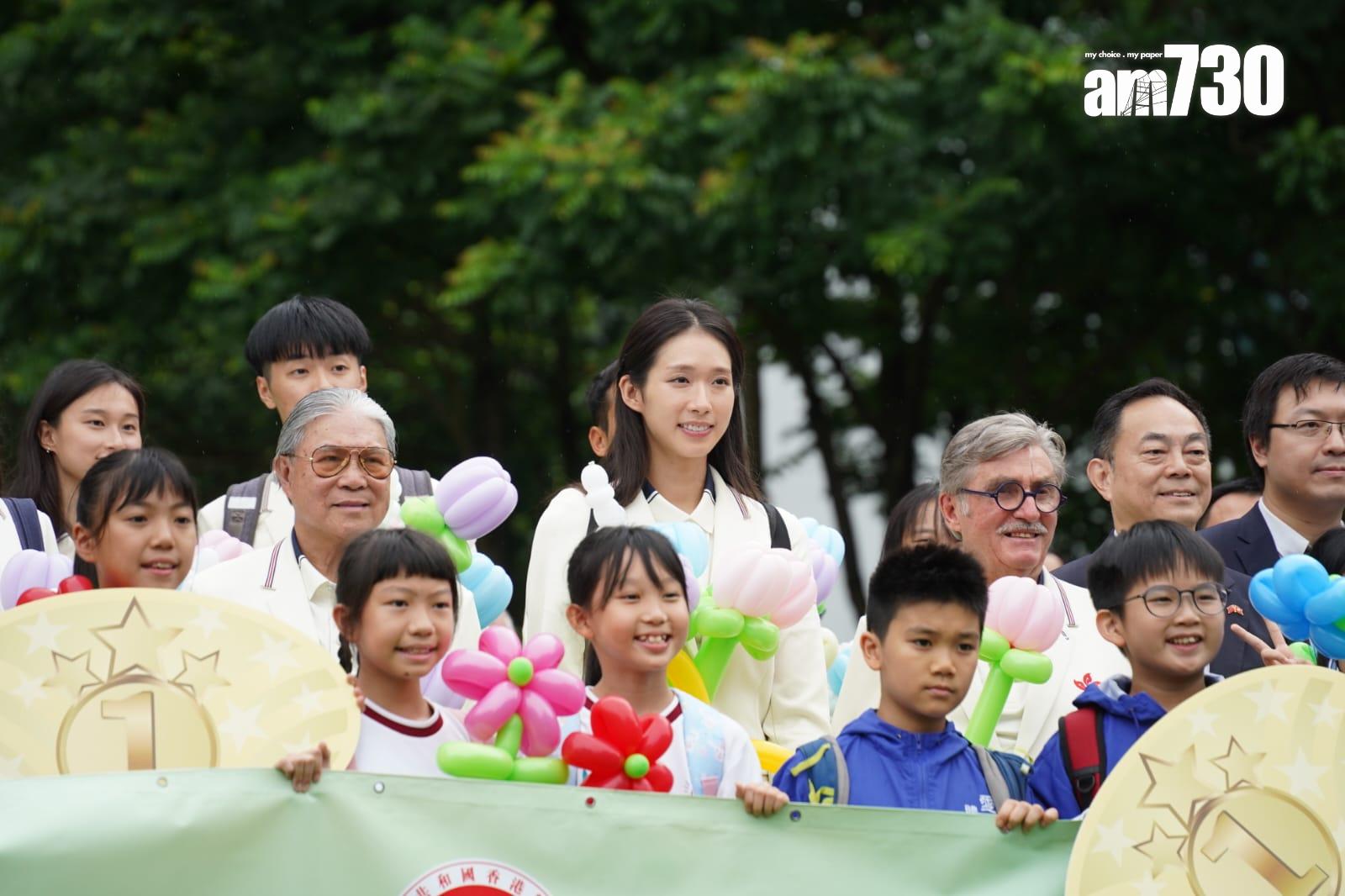 巴黎奧運港隊巡遊|中國香港代表團成員抵添馬公園與學生交流。(吳康琦攝)