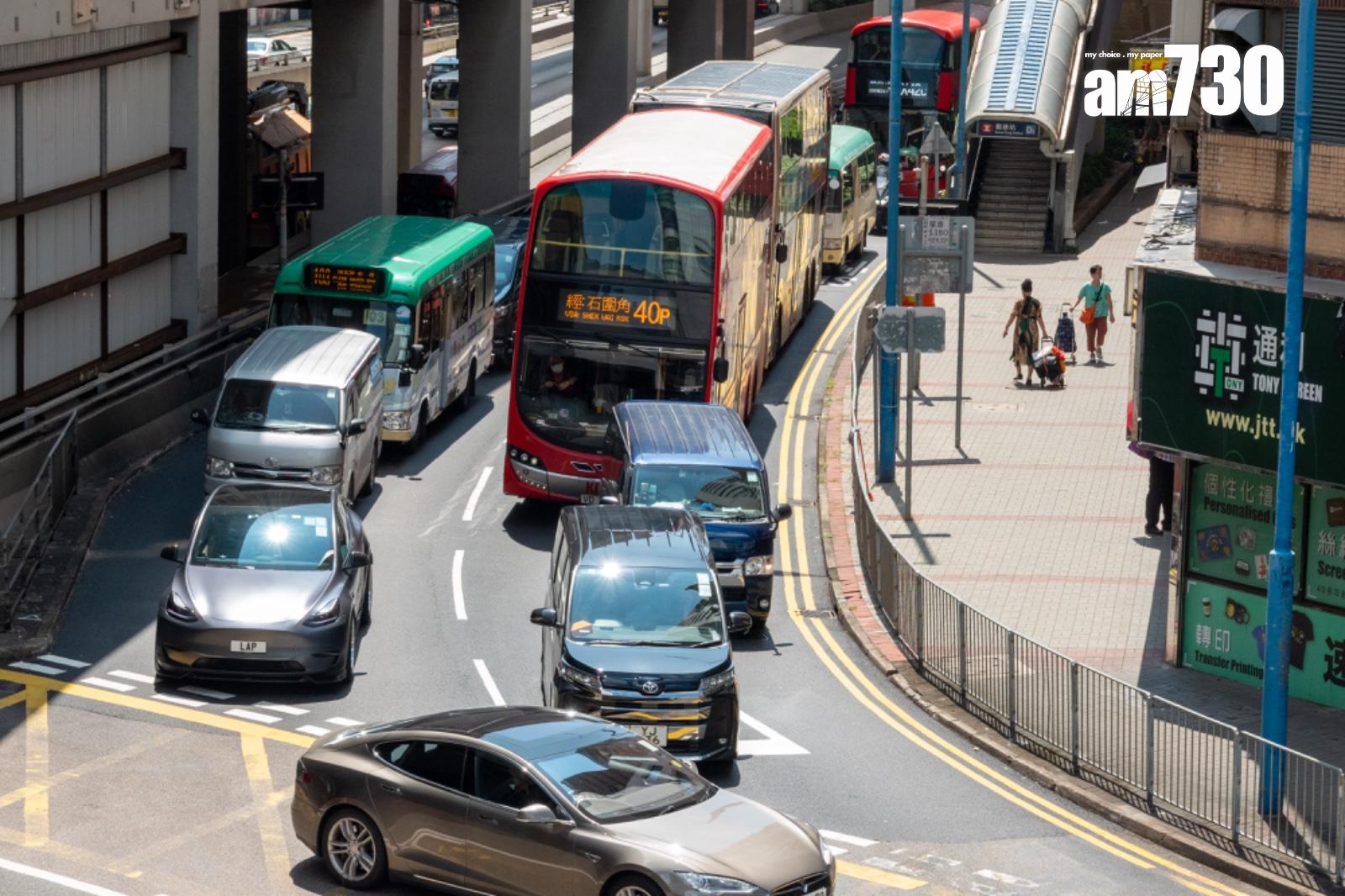 觀塘偉業街和開源道迴旋處改為十字路口 首個上班日繁忙時間交通擠塞(陳奕釗攝)