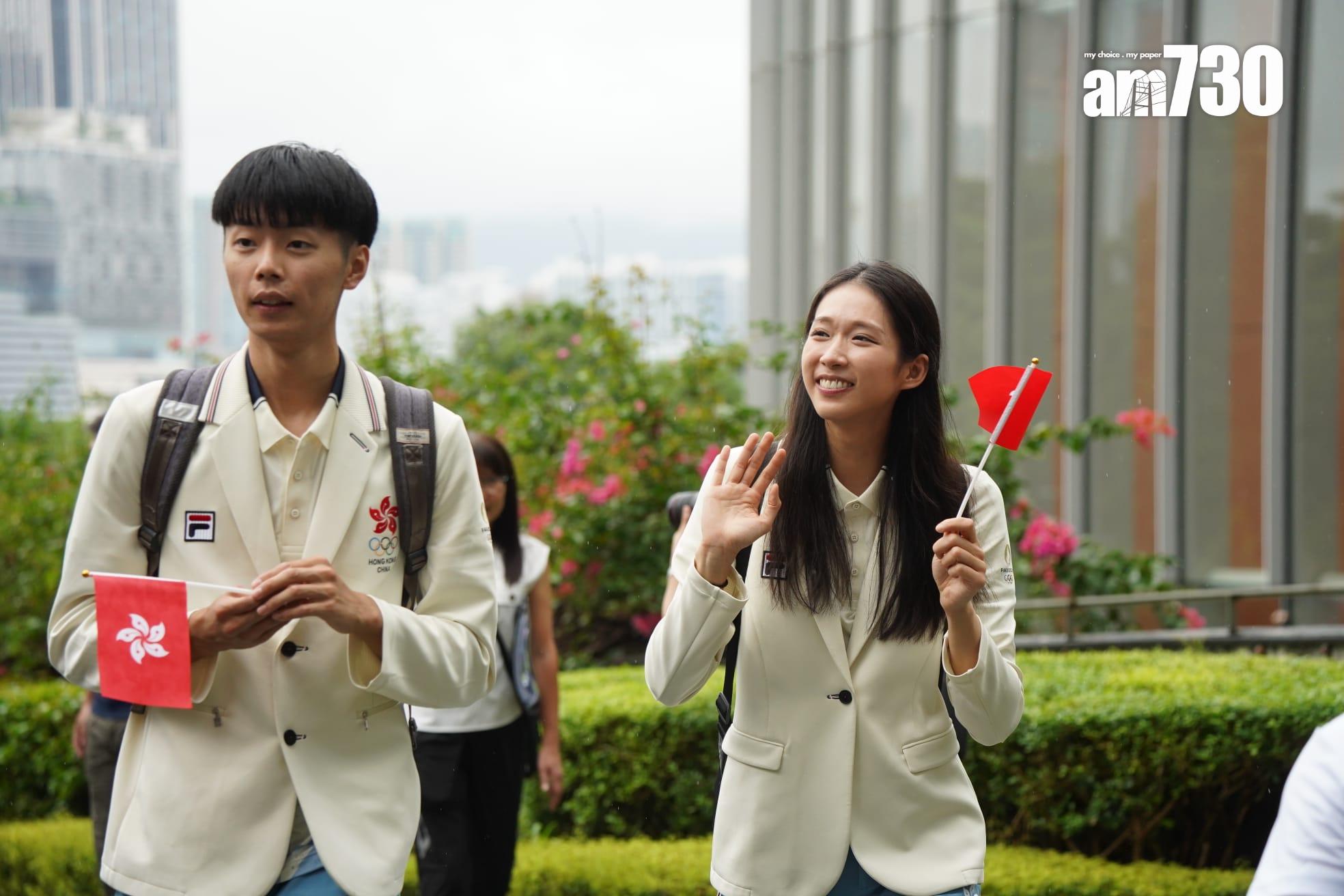 巴黎奧運港隊巡遊|中國香港代表團成員抵添馬公園與學生交流。(吳康琦攝)