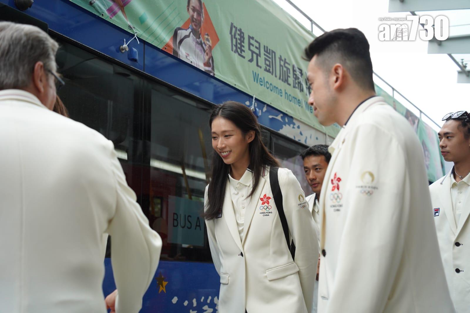 巴黎奧運中國香港代表團巴士巡遊,江旻憓、何詩蓓兩位獎牌得主及其他代表出席(吳康琦攝)