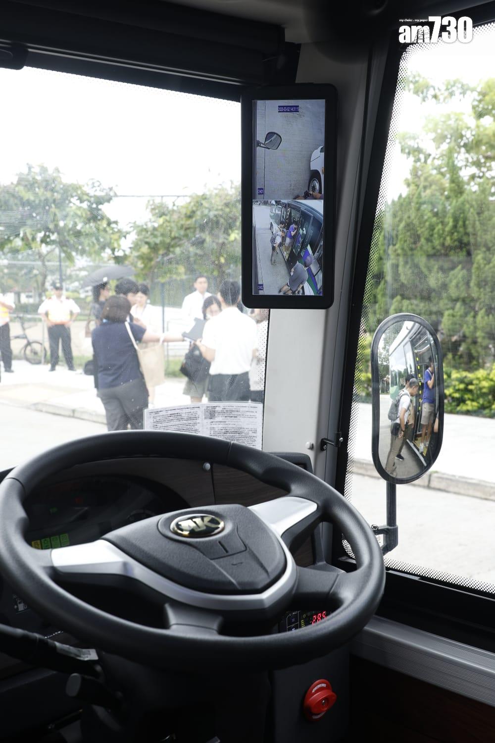 無人駕駛小巴同時有傳統和電子倒後鏡。(林俊源攝)